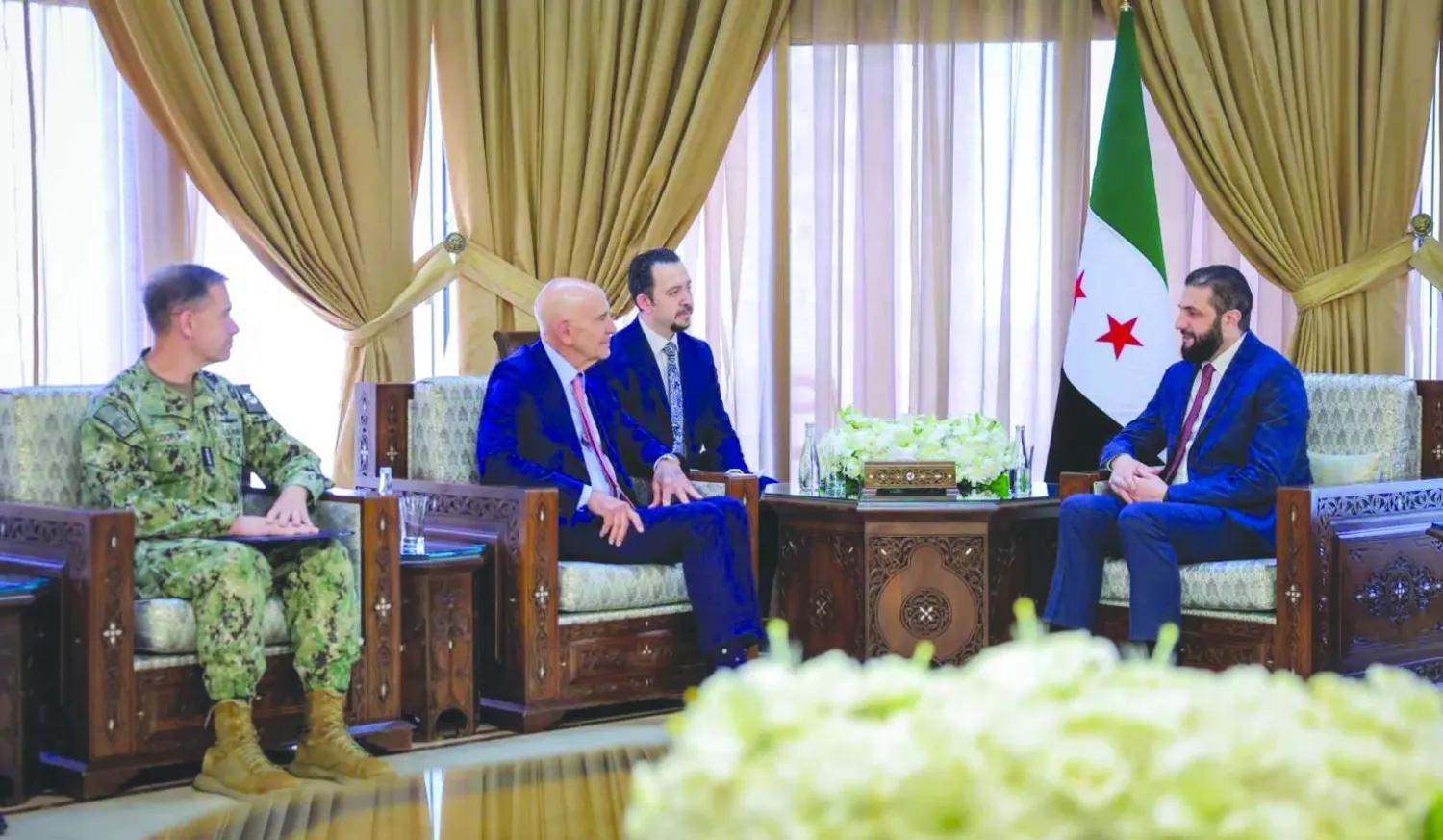 
جانب من استقبال الشرع في دمشق للمبعوث الأميركي براك وقائد القيادة المركزية الأدميرال براد كوبر 4 أكتوبر (الرئاسة السورية)