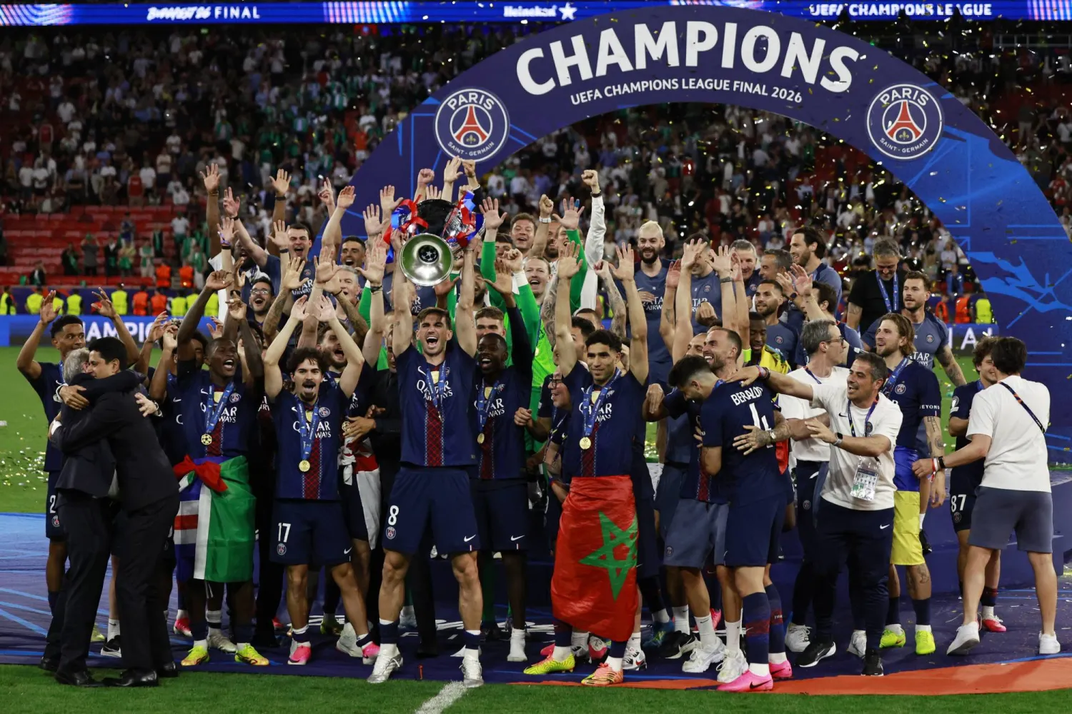 لاعبو سان جيرمان وجهازهم الفني على منصة التتويج يحتفلون بكأس دوري الابطال للمرة الثانية تواليا (ا ب ا)