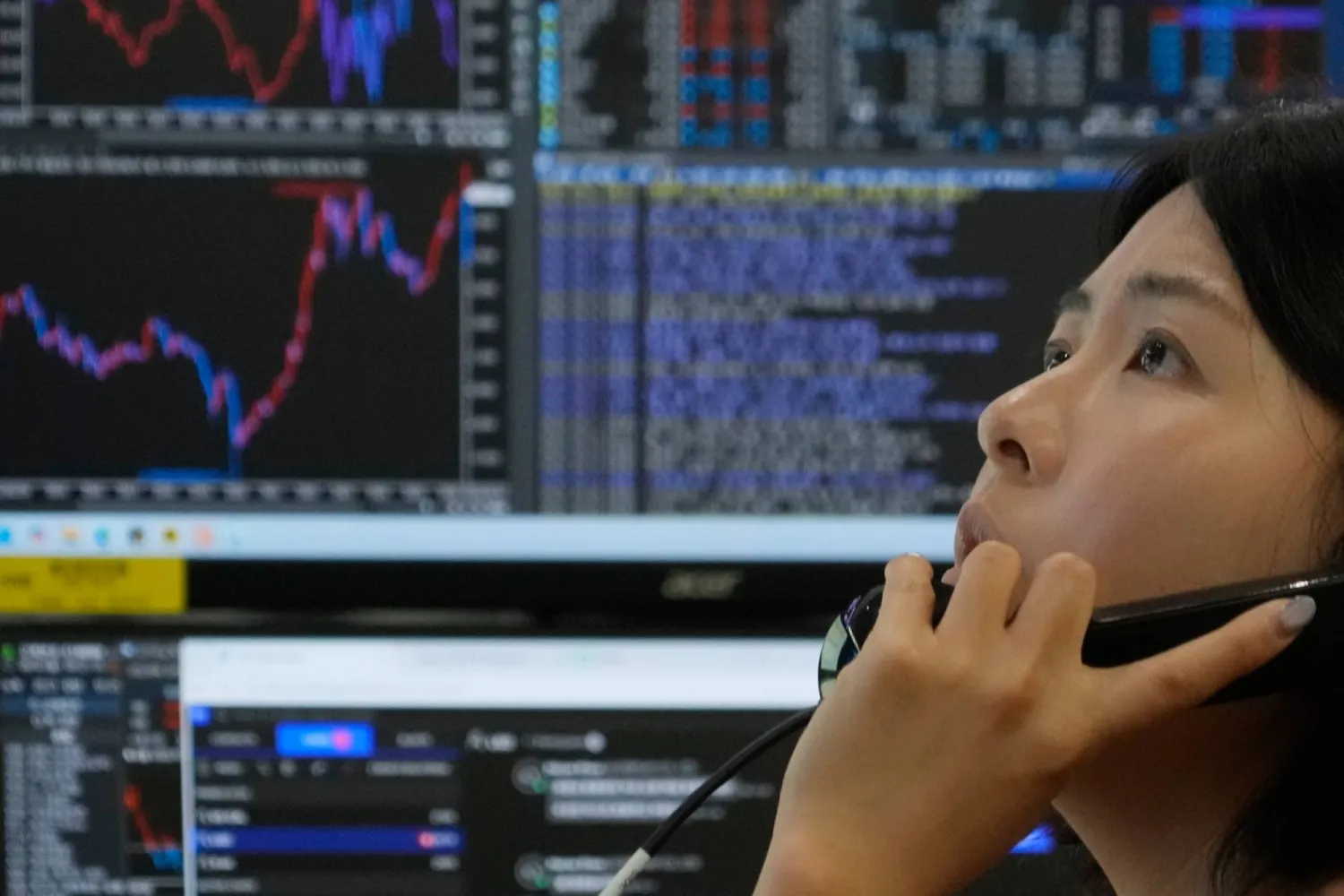 A currency trader talks on the phone at the foreign exchange dealing room of the Hana Bank headquarters in Seoul, South Korea, Monday, June 1, 2026. (AP Photo/Ahn Young-joon)