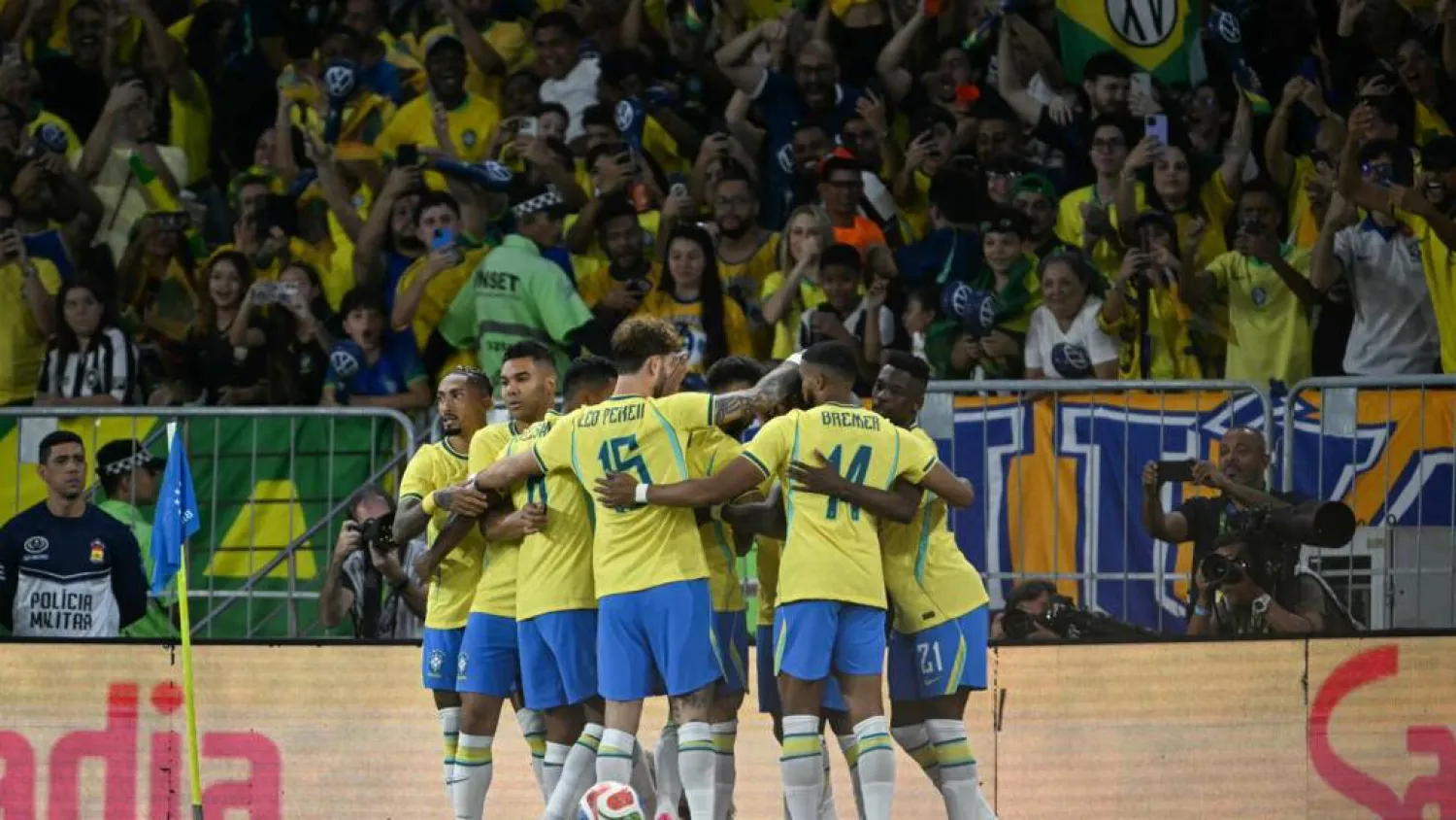 Brazil's players celebrate Vinicius Jr's opening goal in a 6-2 thrashing of Panama at the Maracana Stadium. Mauro PIMENTEL / AFP
