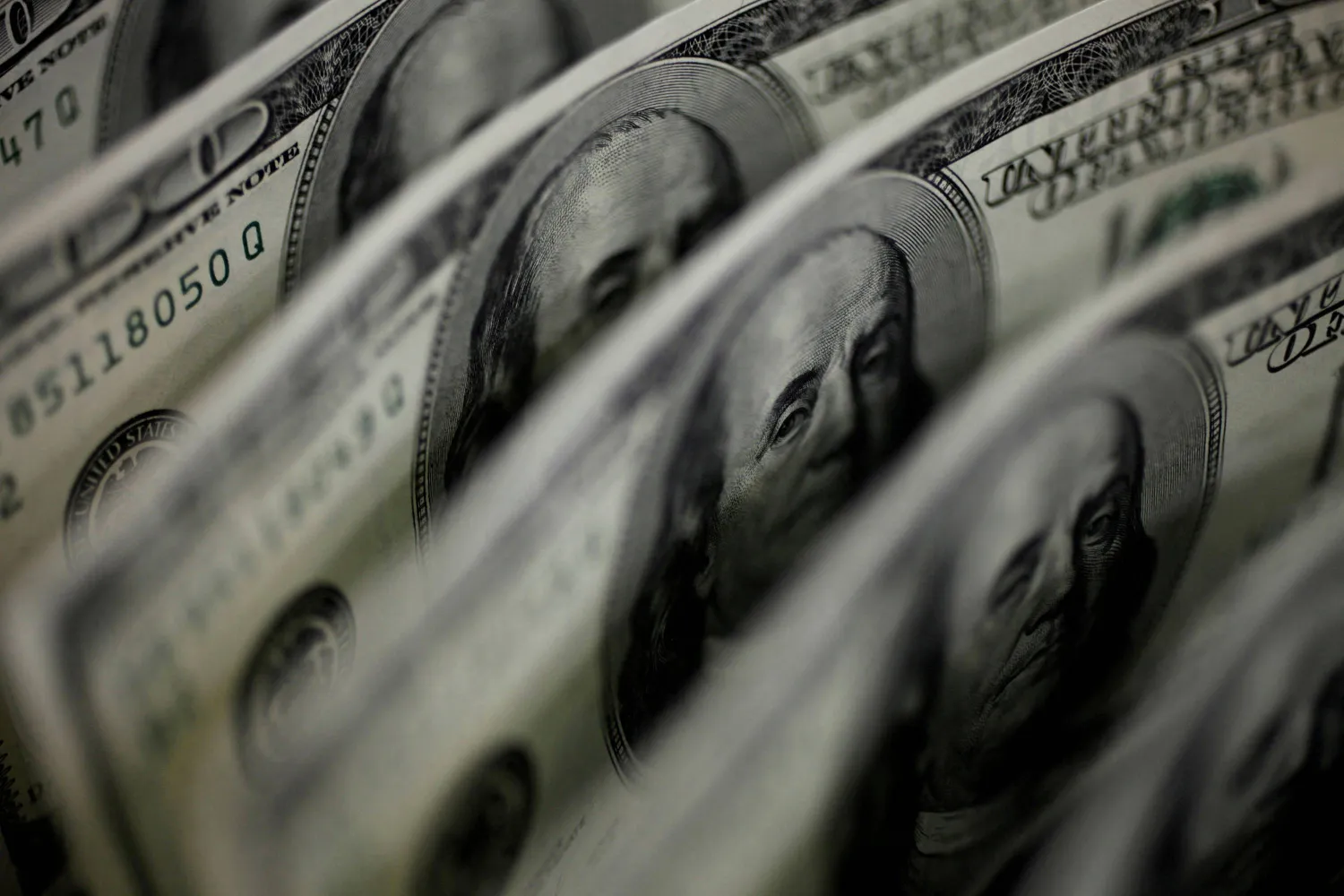 أوراق نقدية من الدولار الأميركي (رويترز)