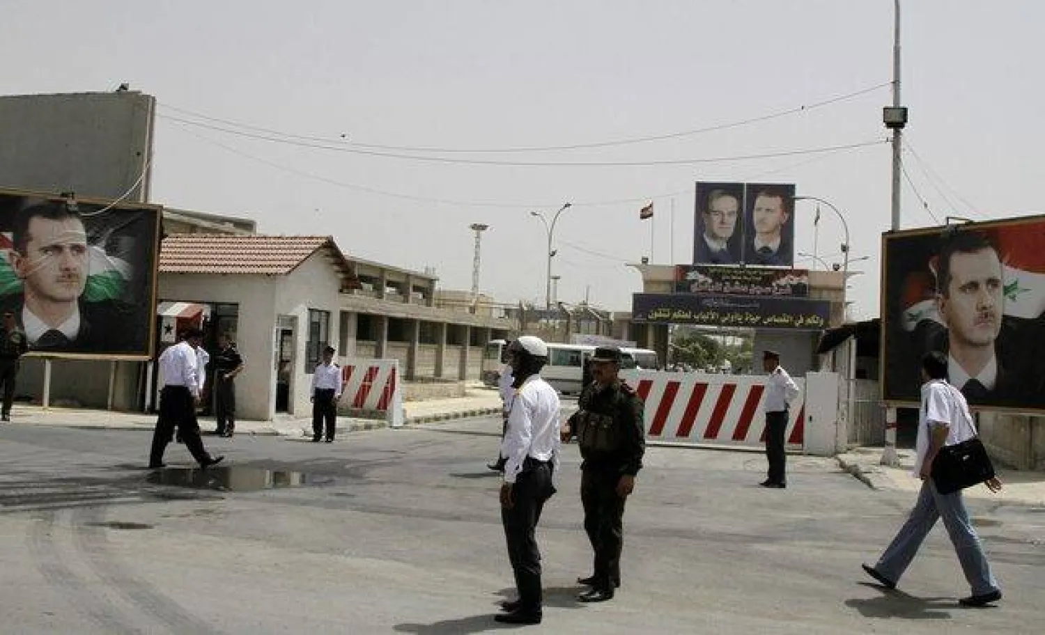 Police stand at the gate of Damascus Central Prison in the Adra area near the Syrian capital of Damascus in this May 28, 2010 file photo. REUTERS/Khaled al-Hariri/Files/File 