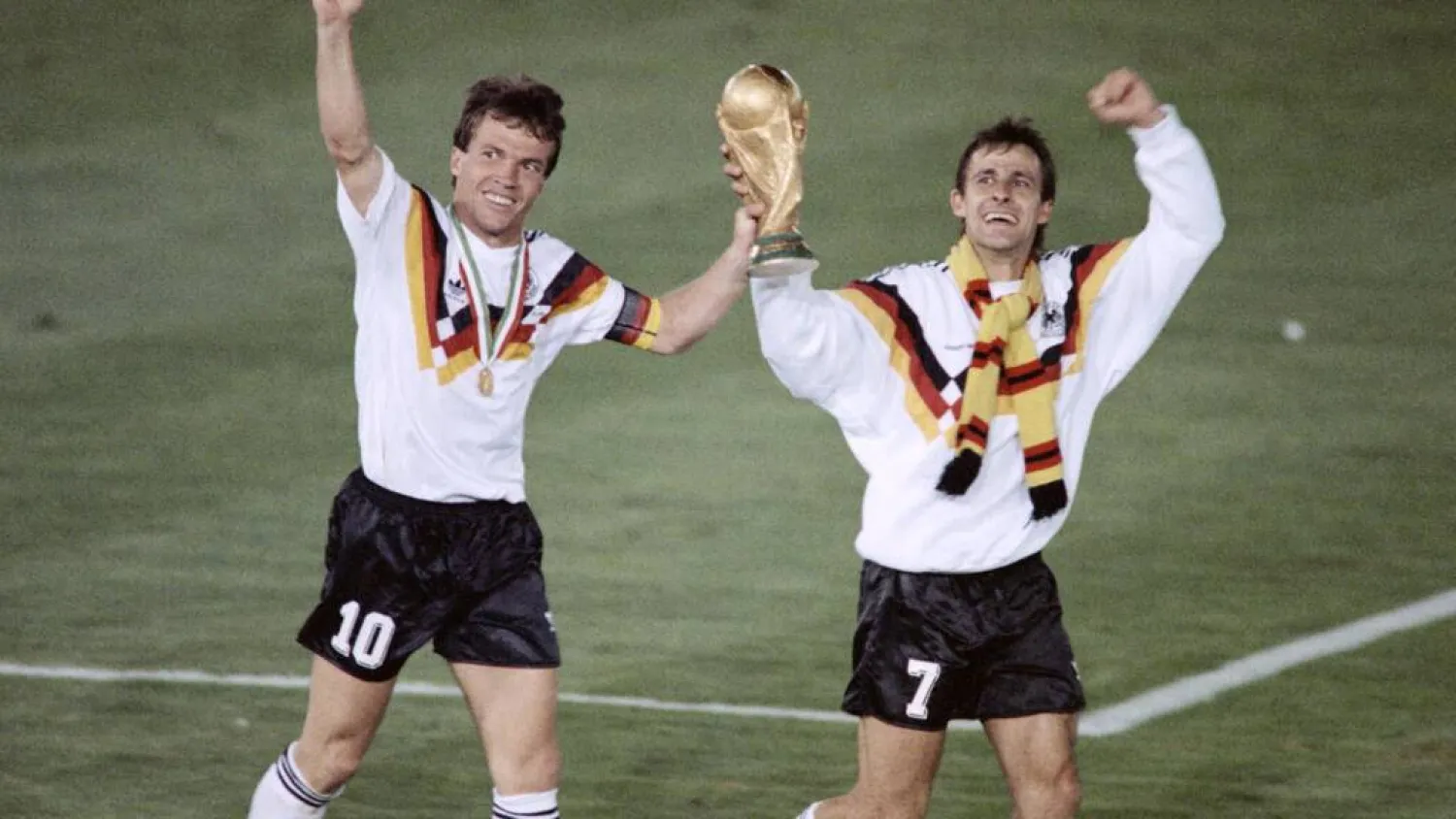 الألمانيان لوتار ماتيوس وبيار ليتبارسكي يحملان كأس العالم 1990 (أ.ف.ب)