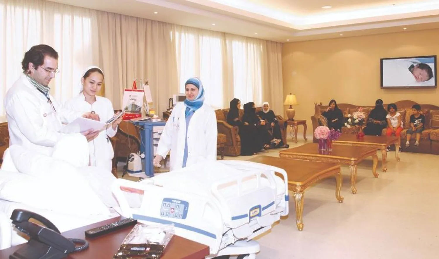 أفراد إحدى الأسر يجتمعون لزيارة مريض في مستشفى «سليمان الحبيب» بالسعودية (الموقع الإلكتروني)