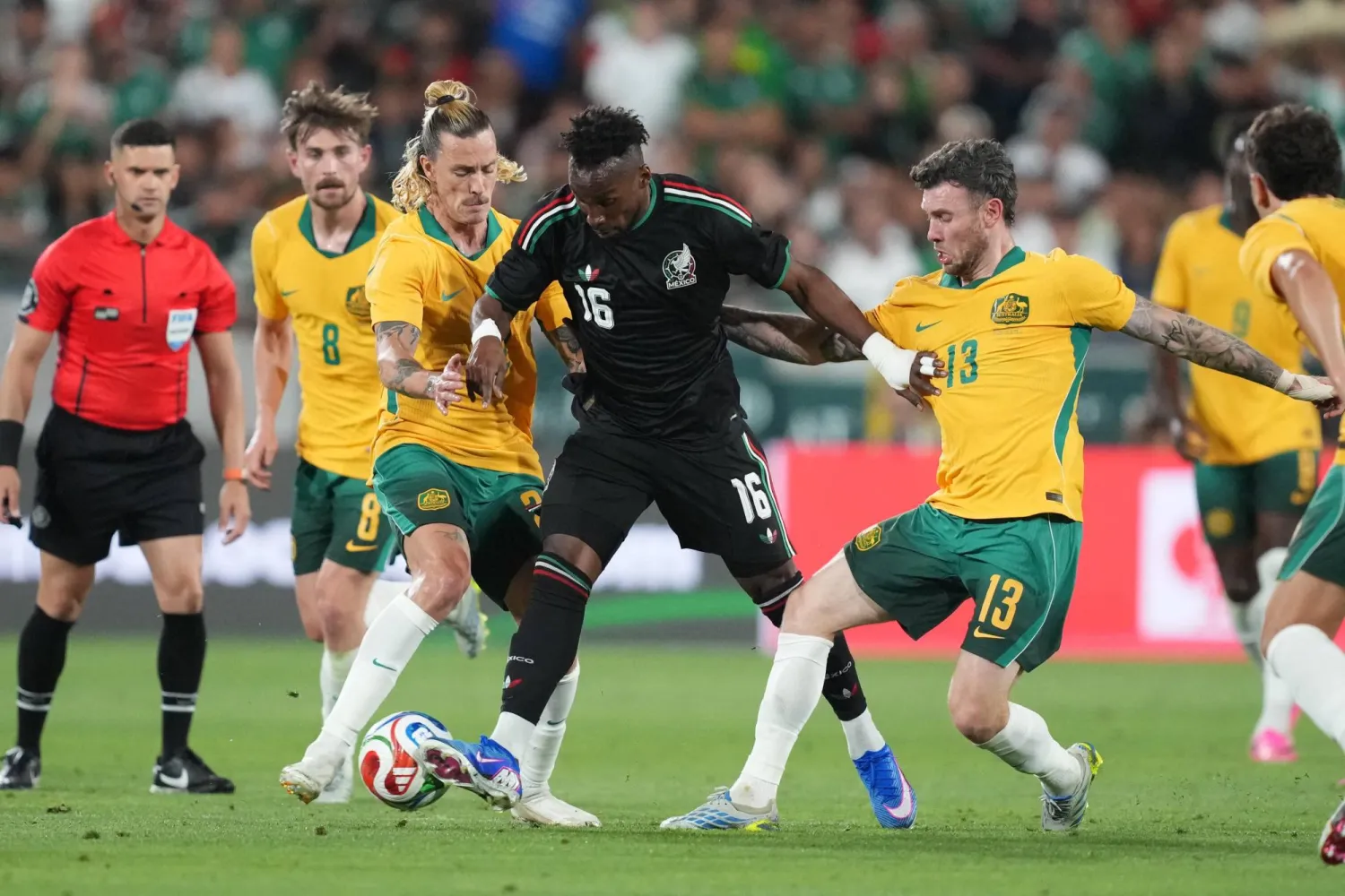 يفتقر المنتخب الأسترالي إلى تأثير النجوم البارزين لكنه دائماً مستعد للمنافسة (رويترز)