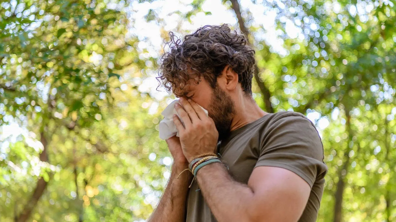 الحساسية الموسمية تسبب أعراضاً مزعجة تشمل العطس واحتقان الأنف (جامعة يوتا)
