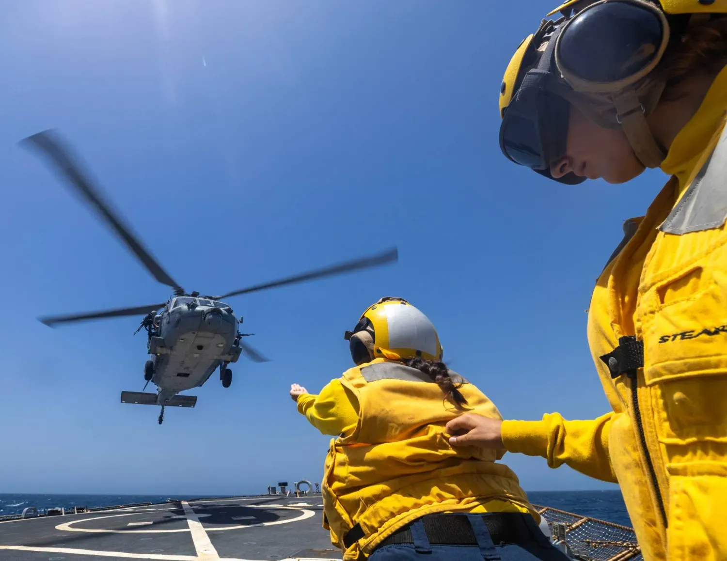 İran’a uygulanan abluka kapsamında yürütülen ABD deniz operasyonları sırasında, Amerikalı denizciler MH-60S Seahawk tipi bir helikopterin USS Milius destroyerinin güvertesine inişini yönlendiriyorlar, 29 Mayıs 2026 (CENTCOM)