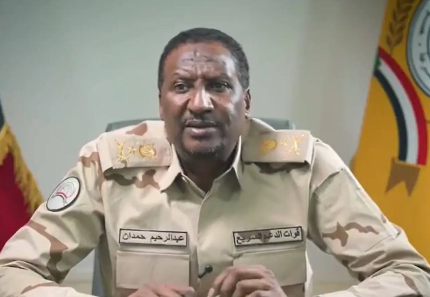 عبد الرحيم دقلو الرجل الثاني في «قوات الدعم السريع» يتحدث في الشريط المصوَّر الذي تم توزيعه على منصات التواصل الاجتماعي (الشرق الأوسط)