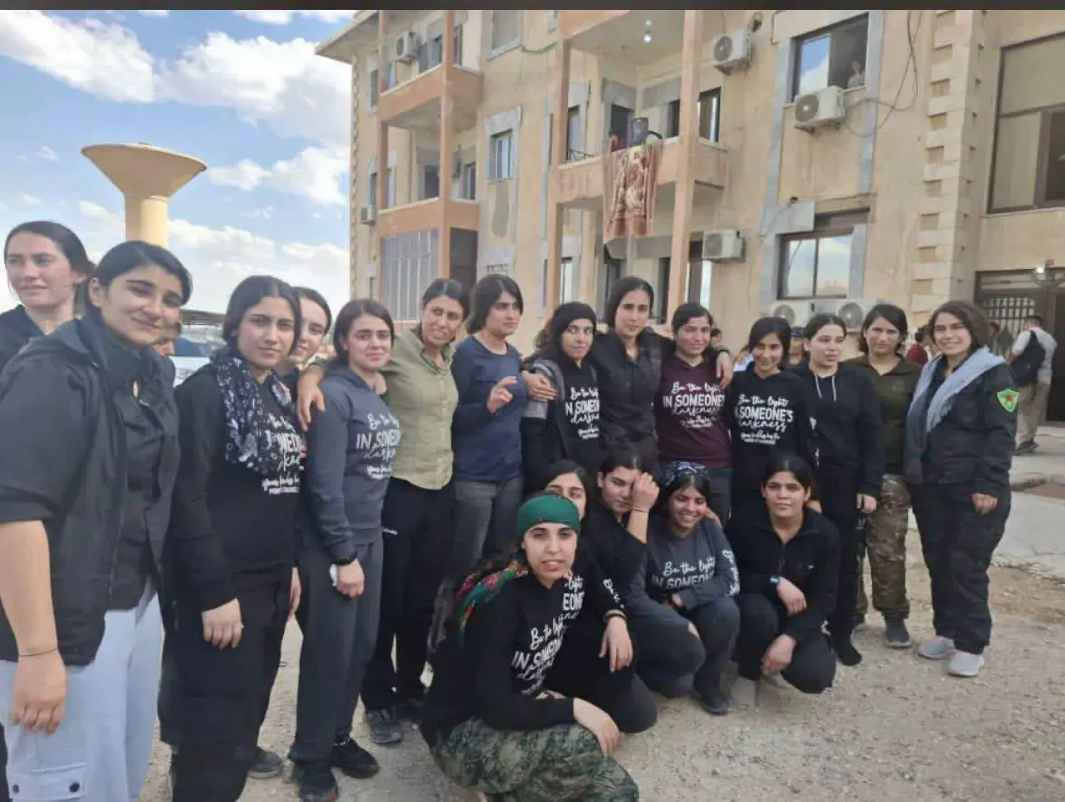 Suriye hükümetinin serbest bıraktığı 28 YPJ’li  (Özerk Yönetim Medya Merkezi)
