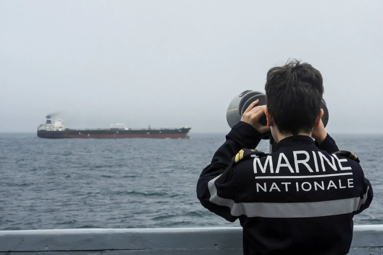 Fransız Donanması'nın dün yayınladığı bir fotoğrafta, donanma personelnden birinin Fransa'nın Bretonya kıyıları açıklarında Rus petrol tankeri "Tagor"u izlediği görülüyor (AFP)