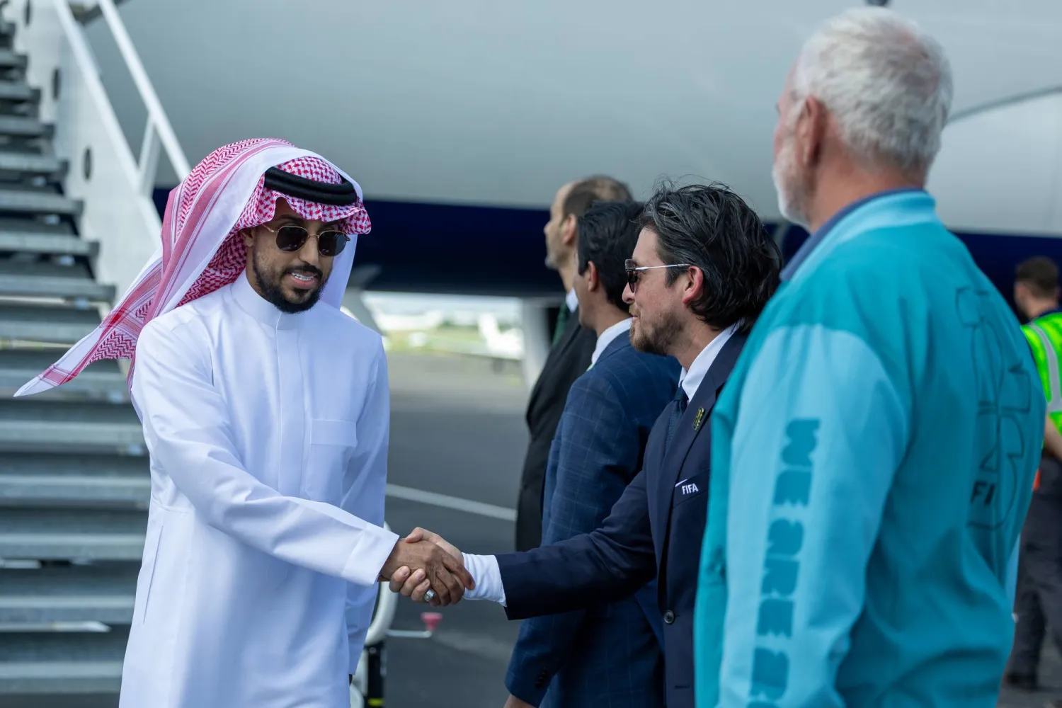 سالم الدوسري قائد الأخضر بالزي السعودي خلال الوصول إلى أوستن وسط استقبال مسؤولي القنصلية السعودية (المنتخب السعودي)