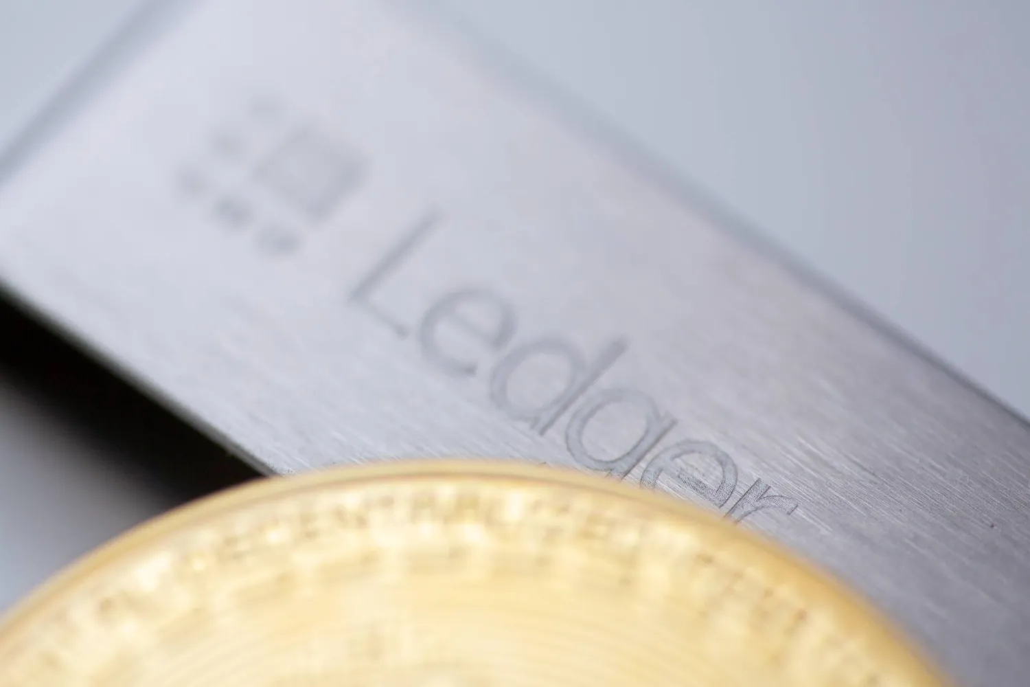 عملة «بتكوين» موضوعة على جهاز Ledger Stick وهو منتج من شركة Ledger المتخصصة في توفير محافظ الأجهزة للعملات المشفرة (د.ب.أ)