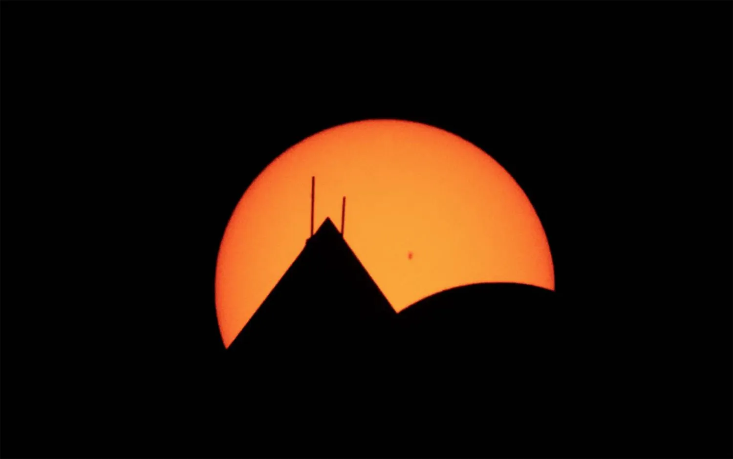 خلف الضوء الهائل... نبض غامض يتبدّل (غيتي)