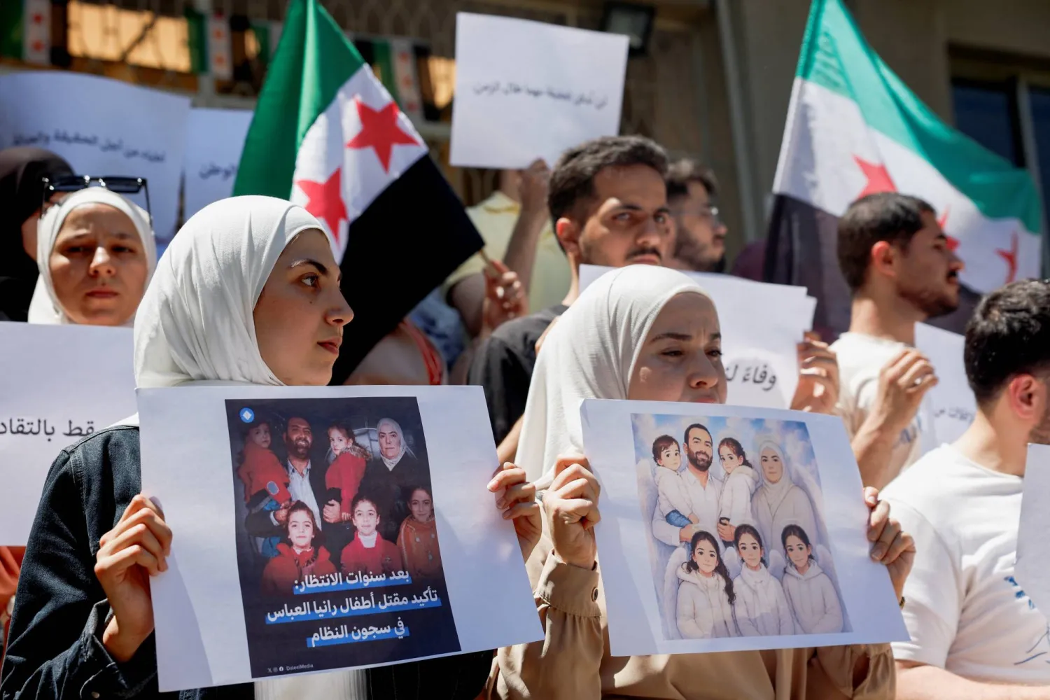 وقفة شعبية بدمشق في ذكرى طبيبة الأسنان وبطلة الشطرنج السابقة رانيا العباسي وزوجها بعد أن أكدت اللجنة الوطنية للمفقودين أن أطفالها قُتلوا داخل مرافق الاحتجاز الحكومية خلال حكم الرئيس المخلوع بشار الأسد (رويترز)
