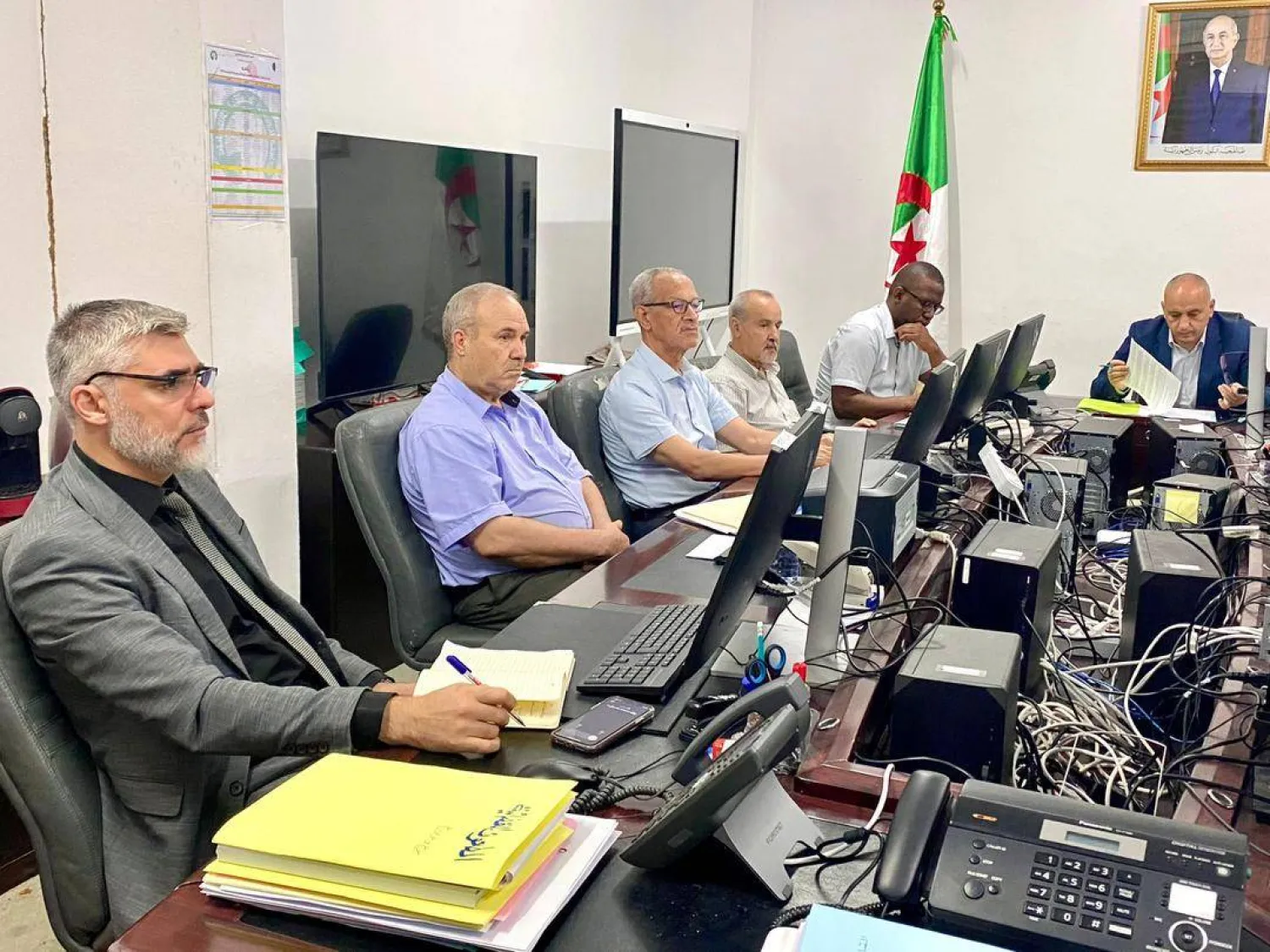 أعضاء هيئة الانتخابات خلال اللمسات الأخيرة على الترشيحات للانتخابات (السلطة)