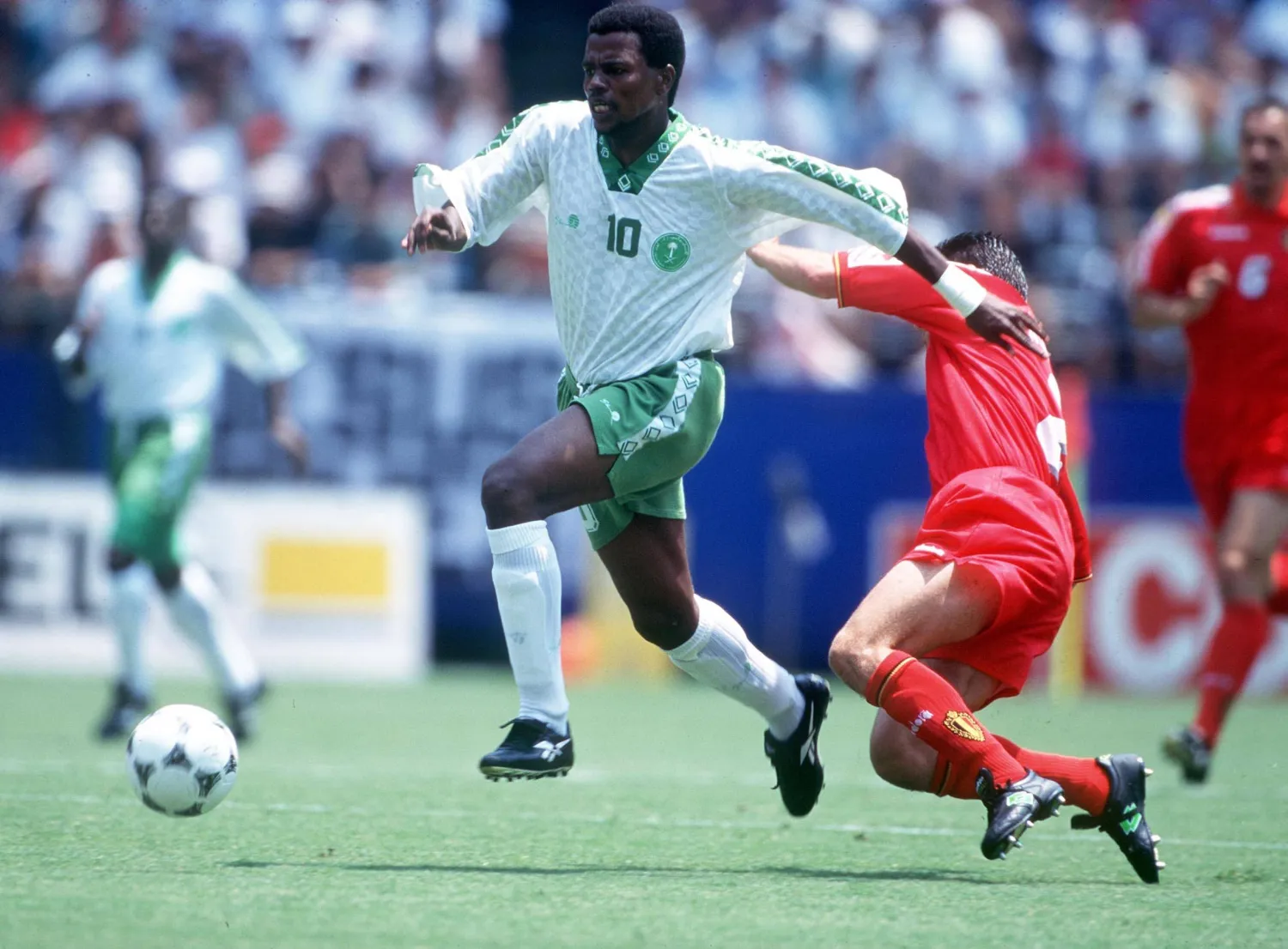 سعيد العويران في طريقه لتسجيل هدفه الأسطوري العالمي في مونديال 1994 (فيفا)