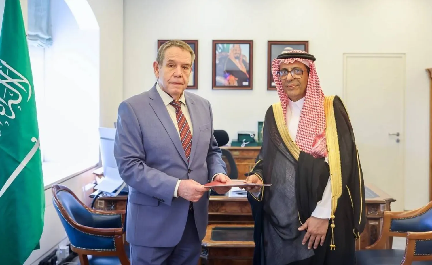 د. عبد الرحمن الرسي لدى تسلمه الرسالة من سيرغي كوزلوف سفير روسيا لدى المملكة (الخارجية السعودية)
