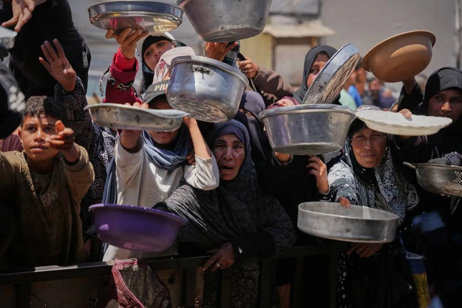  Palestinians wait to receive donated food at a distribution center in Khan Younis, Gaza Strip, Wednesday, May 27, 2026. (AP) 