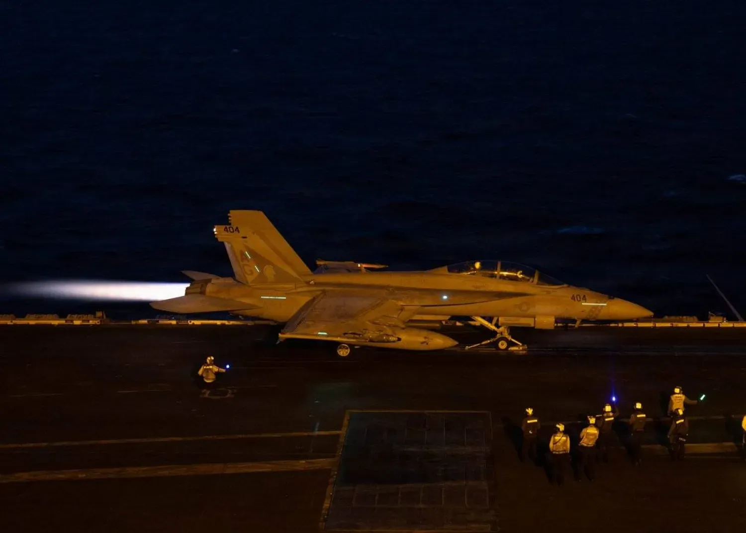 Bir ABD F-18 savaş uçağı, Arap Denizi'ndeki bir uçak gemisinden kalkışa hazırlanıyor (CENTCOM)