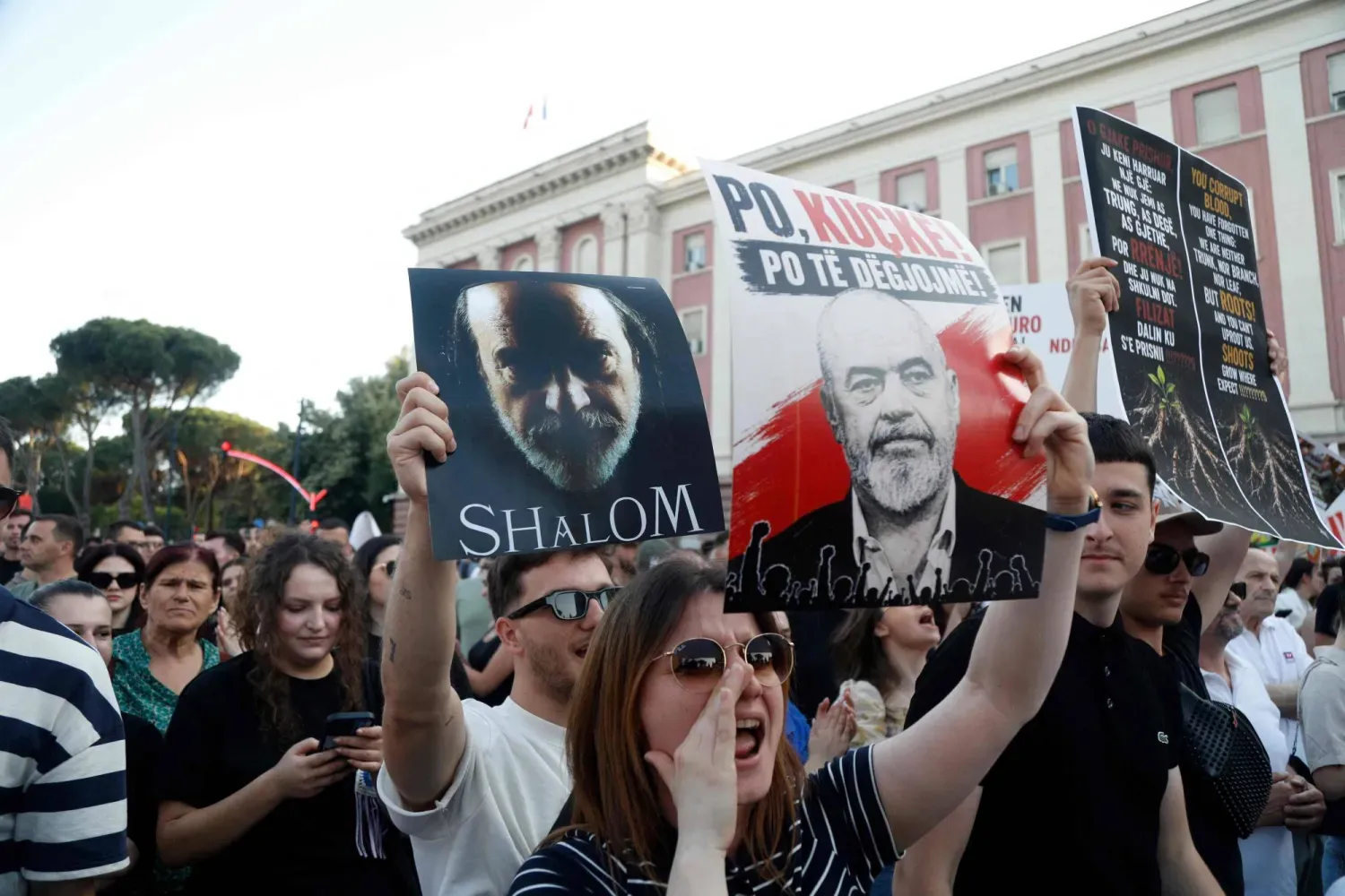 Başkent Tiran'da projeye karşı düzenlenen gösteriden, (AFP)