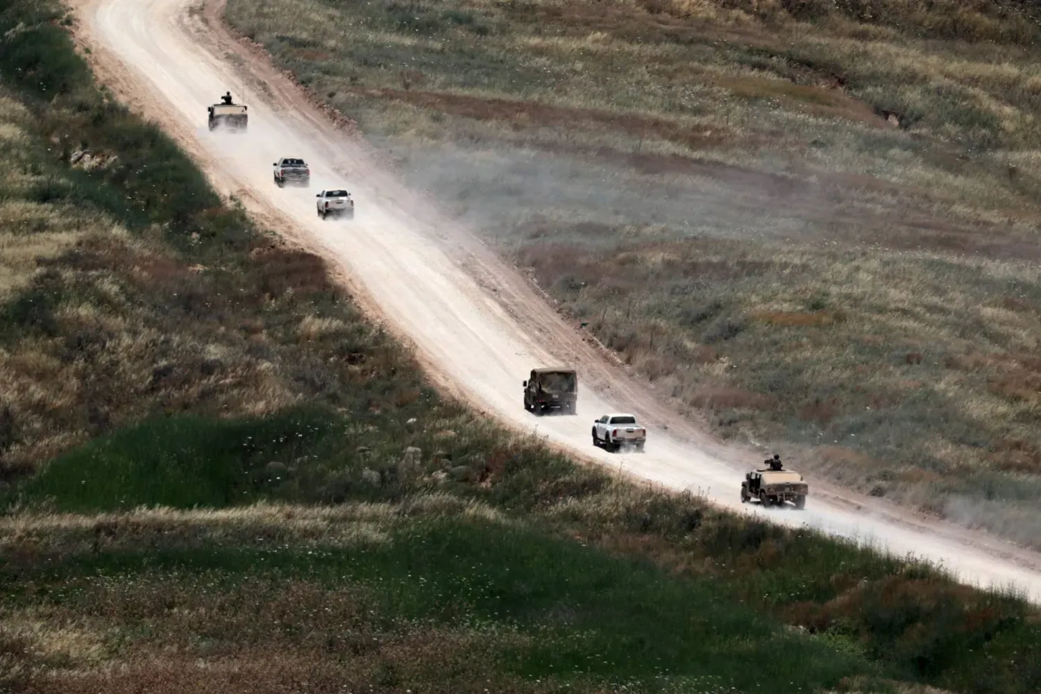 İsrail güçleri, Kuzey Celile'de Lübnan topraklarına doğru bir yoldan geçiyor (EPA)