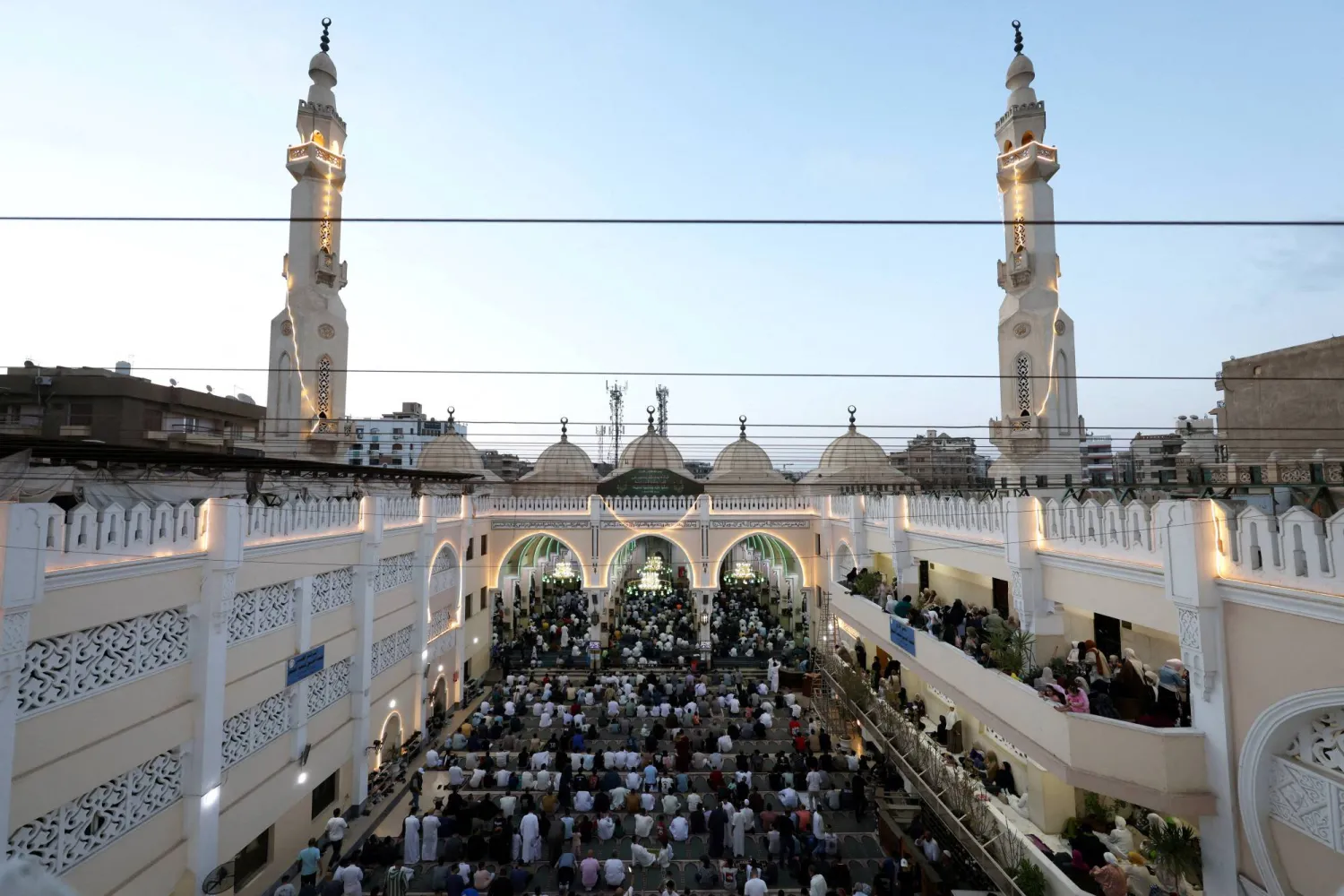 مسلمون يؤدون صلاة عيد الأضحى في مسجد الصديق بالقاهرة في مصر (رويترز)