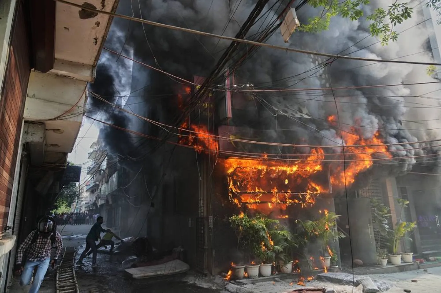  Local people attempt to douse a fire at a hotel in New Delhi, India, Wednesday, June 3, 2026. (AP) 