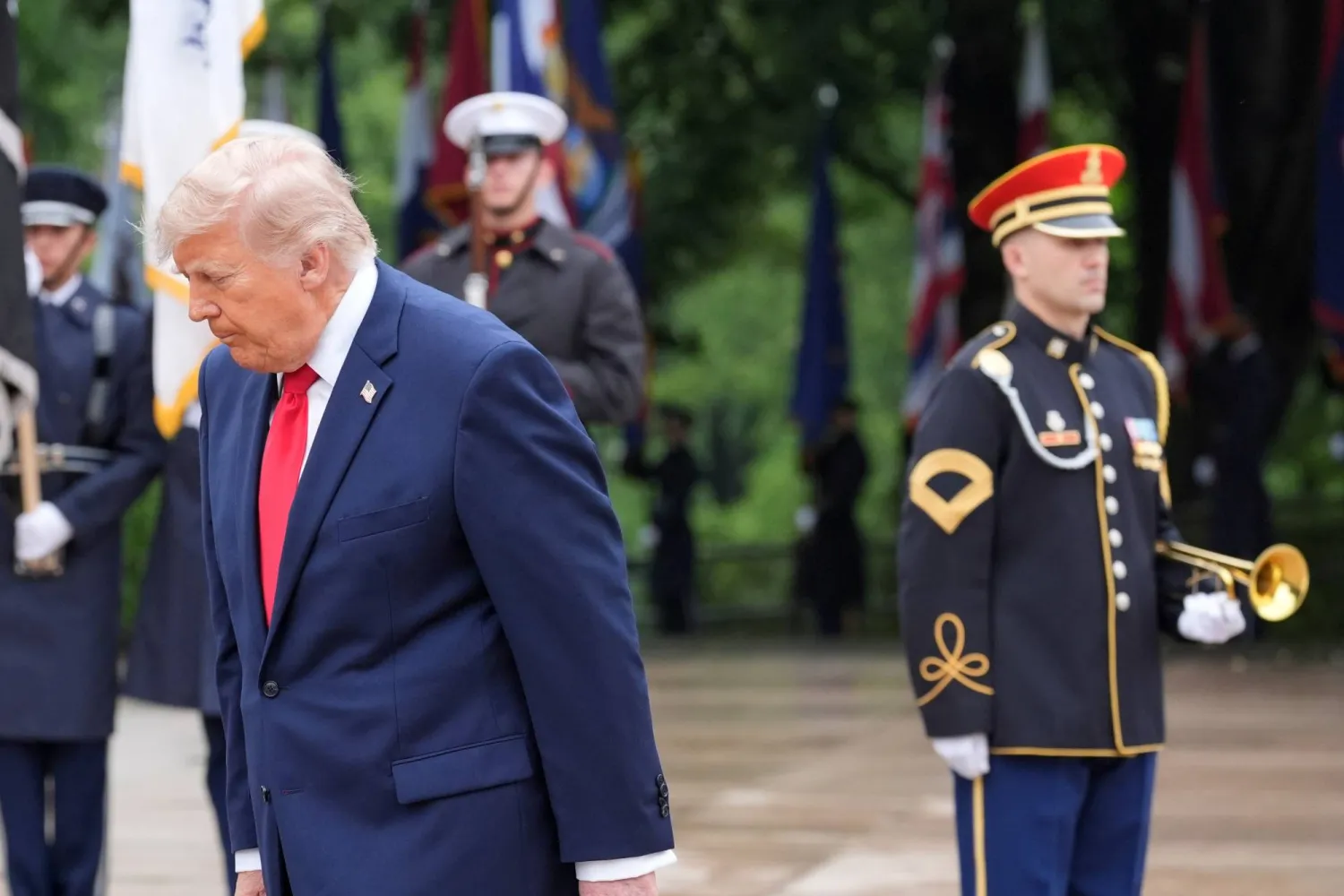 ترمب بعد وضع إكليل من الزهور على قبر الجندي المجهول في مقبرة أرلينغتون الوطنية بفرجينيا 25 مايو 2026 (أ.ب)