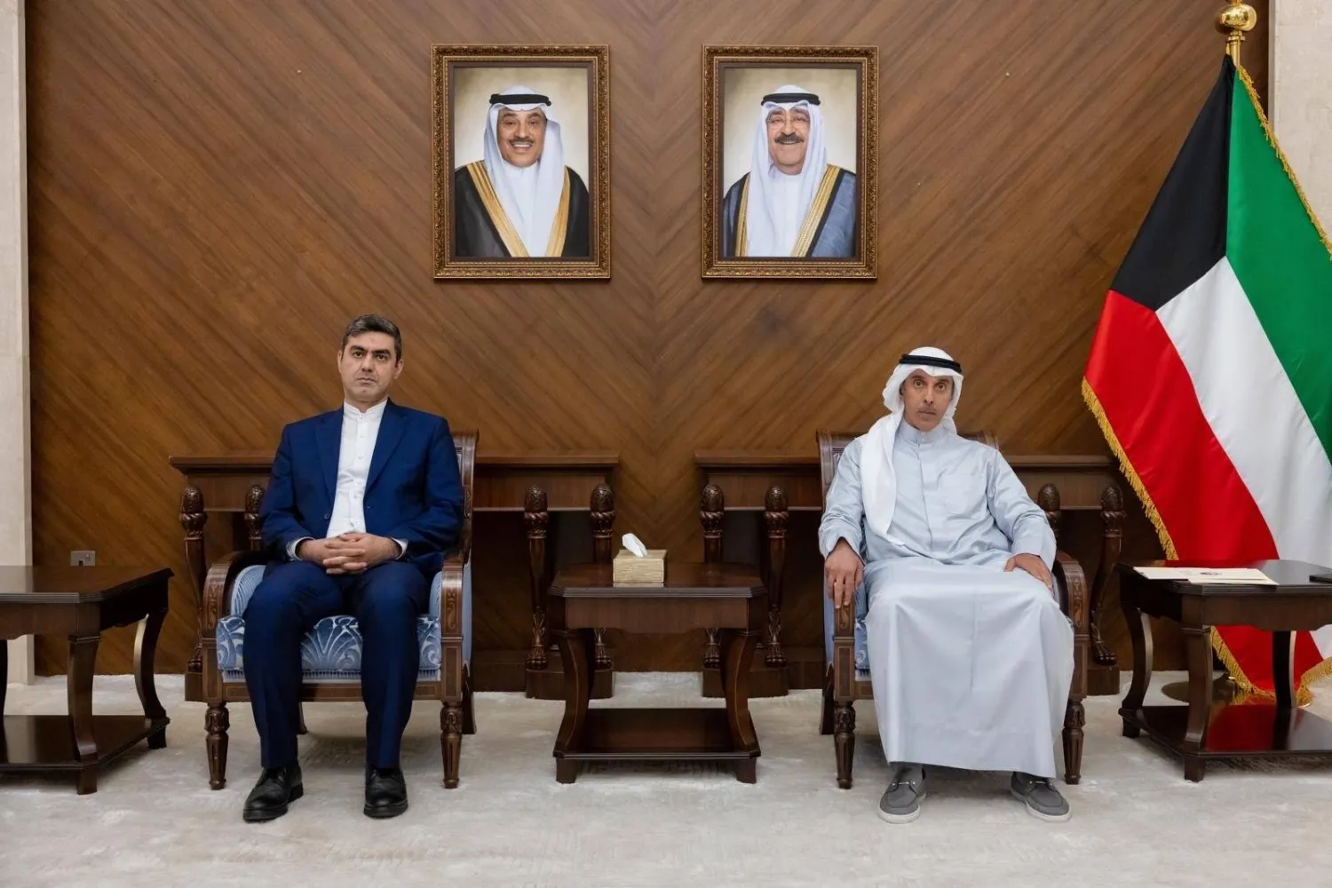 نائب وزير الخارجية الكويتي السفير حمد المشعان خلال استدعاء القائم بالأعمال بالإنابة في السفارة الإيرانية المستشار حامد حميد يعقوبي حيث تمّ تسليمه مذكرة احتجاج رسمية بشأن الاعتداءات الإيرانية على الكويت (الخارجية الكويتية)