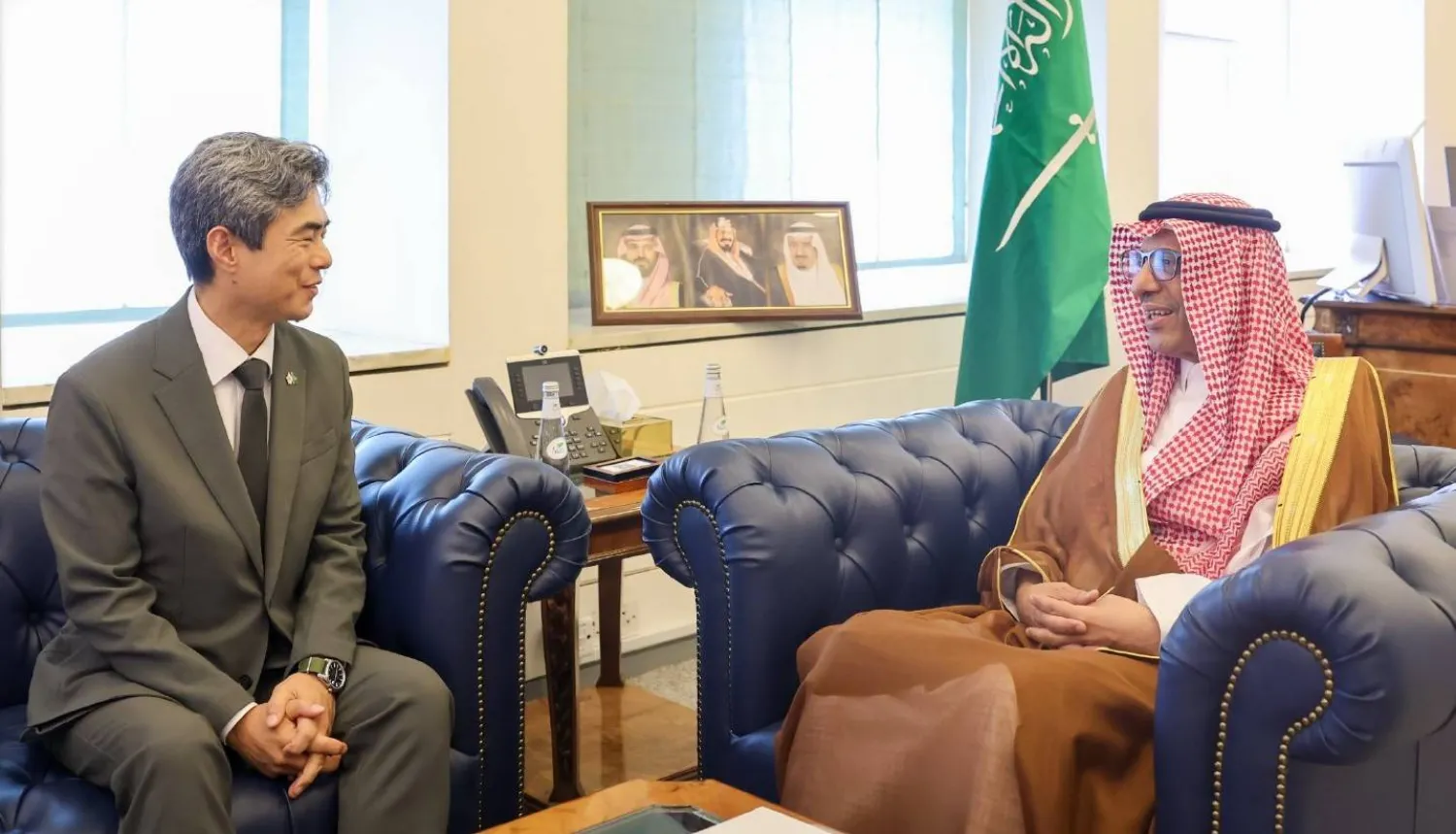 الدكتور عبد الرحمن الرسي خلال استقباله في الرياض السفير شين شول كانغ (الخارجية السعودية)
