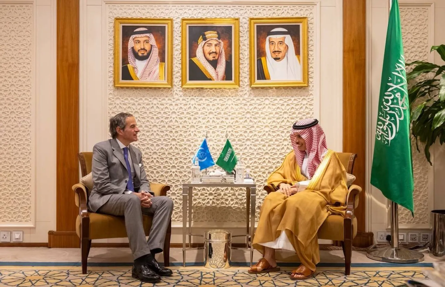 وزير الخارجية السعودي الأمير فيصل بن فرحان مستقبلاً مدير وكالة الطاقة الذرية رافائيل غروسي في الرياض (واس)