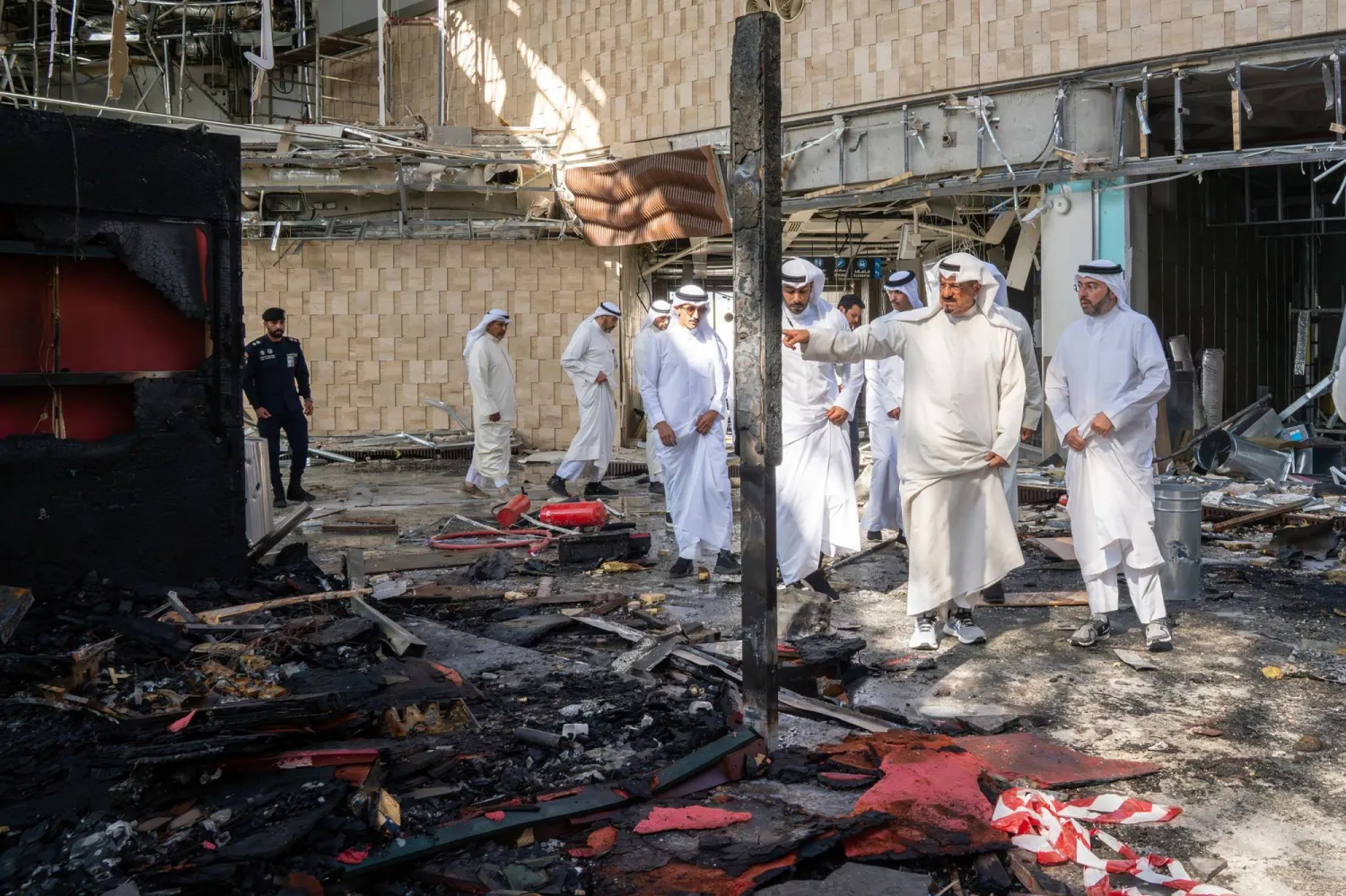 رئيس الوزراء الكويتي الشيخ أحمد العبدالله الصباح (الثاني يميناً) لدى تفقده المطار المتضرر بعد الهجوم الإيراني أمس (كونا)
