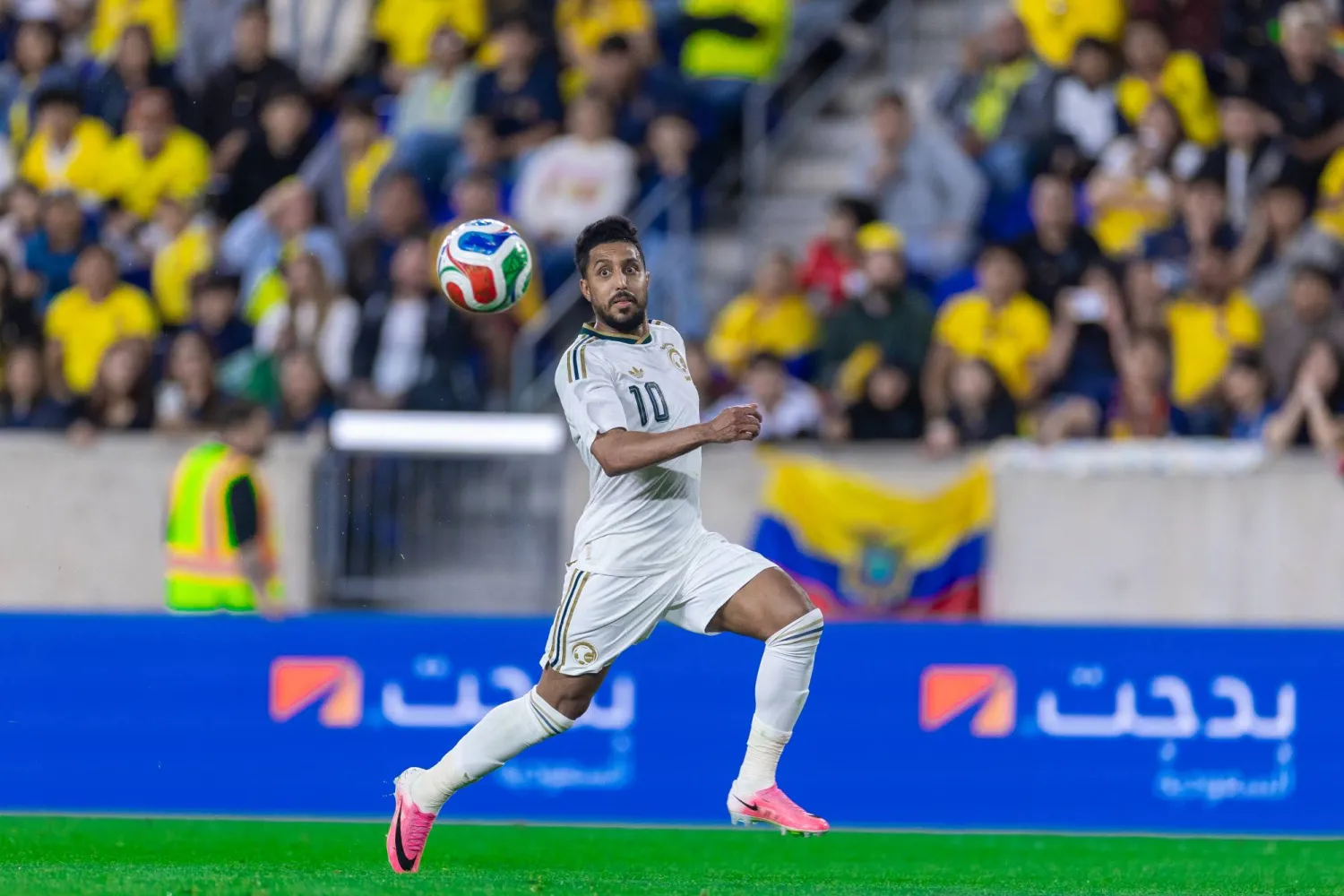 سالم الدوسري قائد الهلال خلال مواجهة السعودية والإكوادور الودية (المنتخب السعودي)