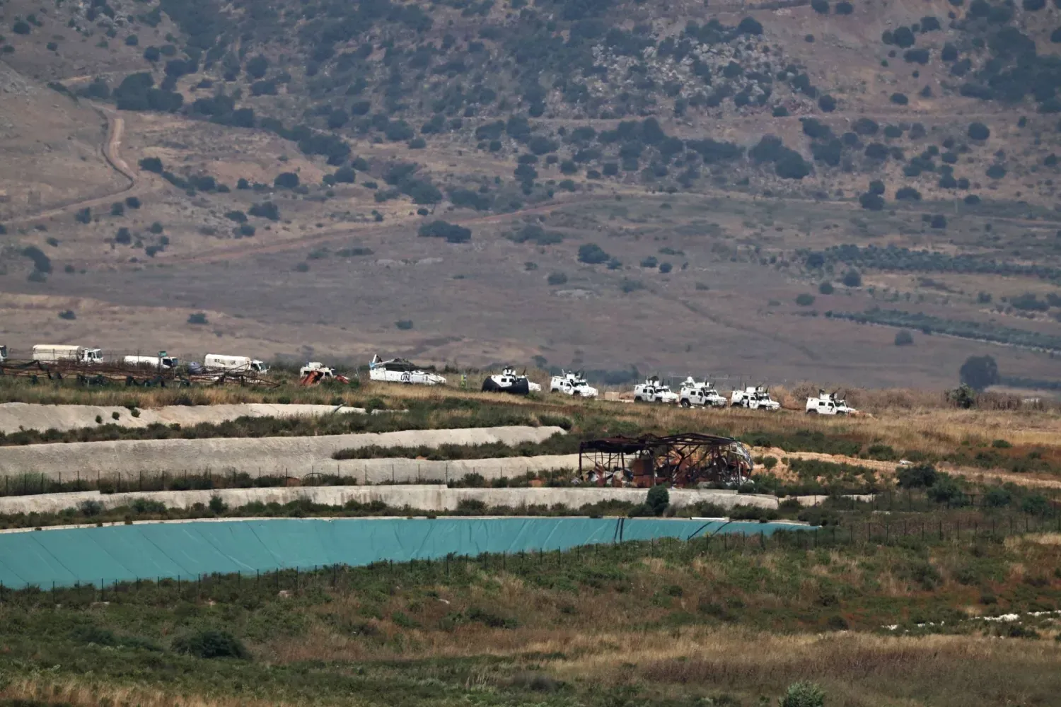 Birleşmiş Milletler Lübnan Geçici Gücü'ne (UNIFIL) ait bir konvoy, İsrail'in kuzeyindeki Yukarı Celile'de, (EPA)