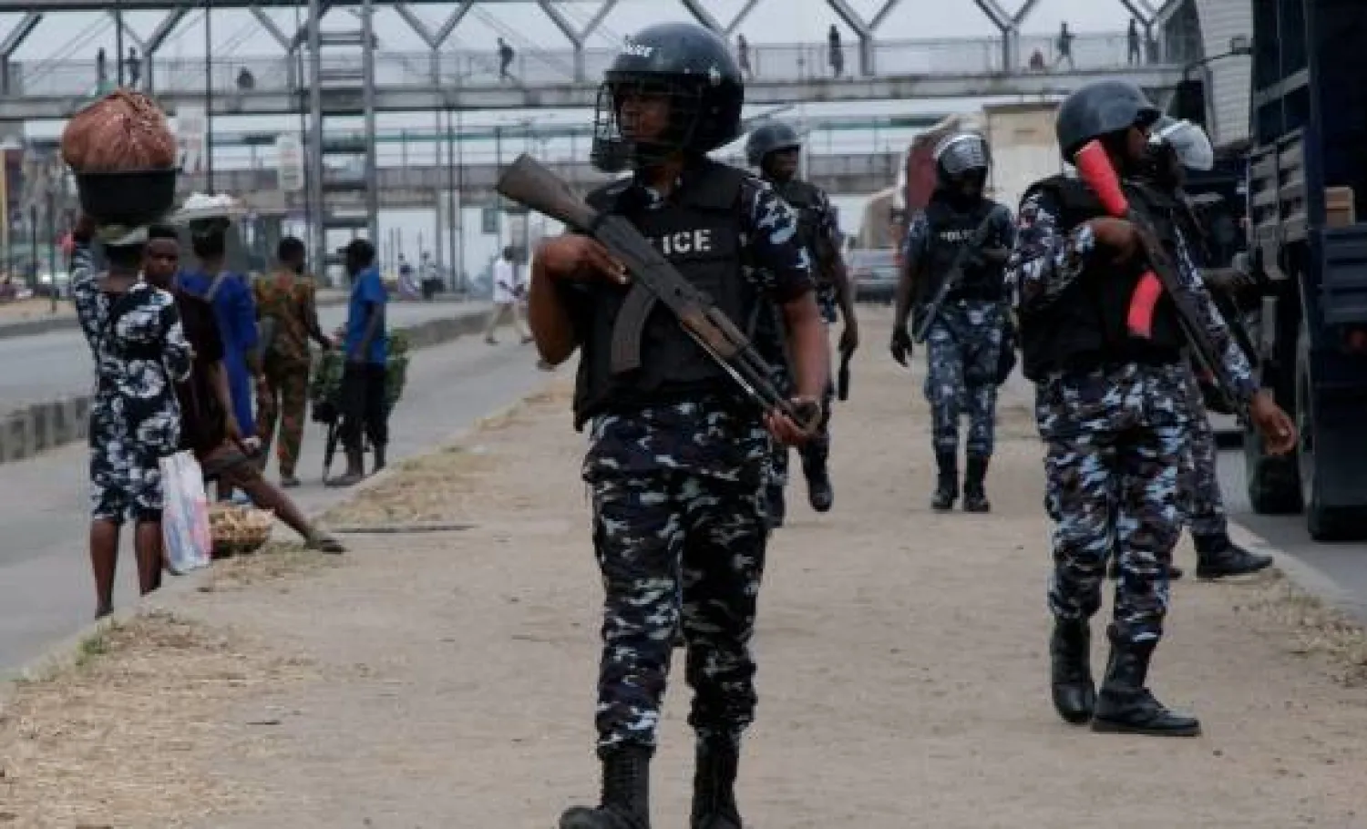 Nigerian police personnel restrict protesters from convening for the sixth day of anti-government demonstrations against bad governance and economic hardship, in Lagos, Nigeria August 6, 2024. REUTERS/ Francis Kokoroko/File Photo  