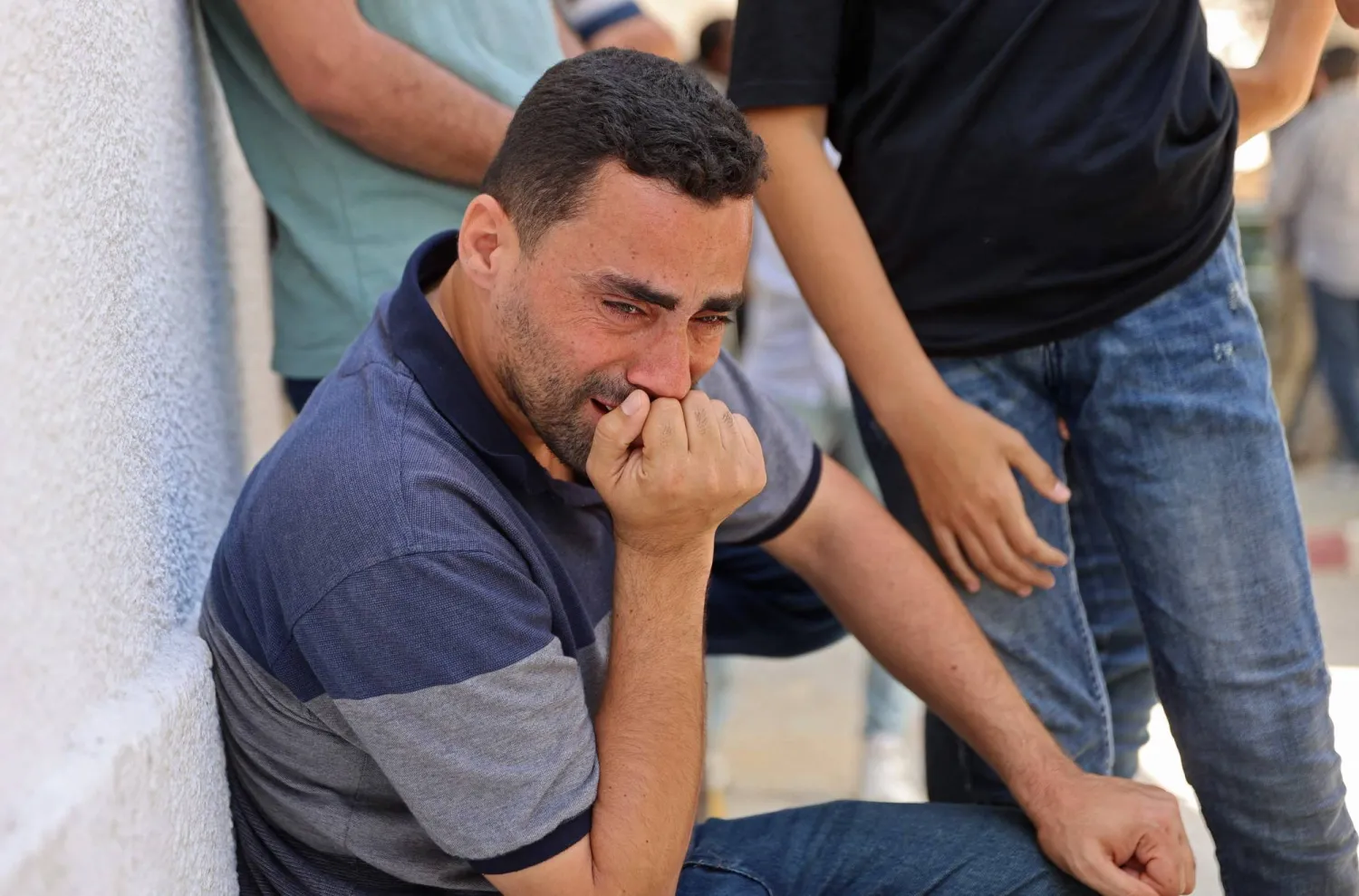 فلسطيني يبكي خلال تشييع ضحايا غارات إسرائيلية من مستشفى الشفاء في مدينة غزة الخميس (أ.ف.ب)

