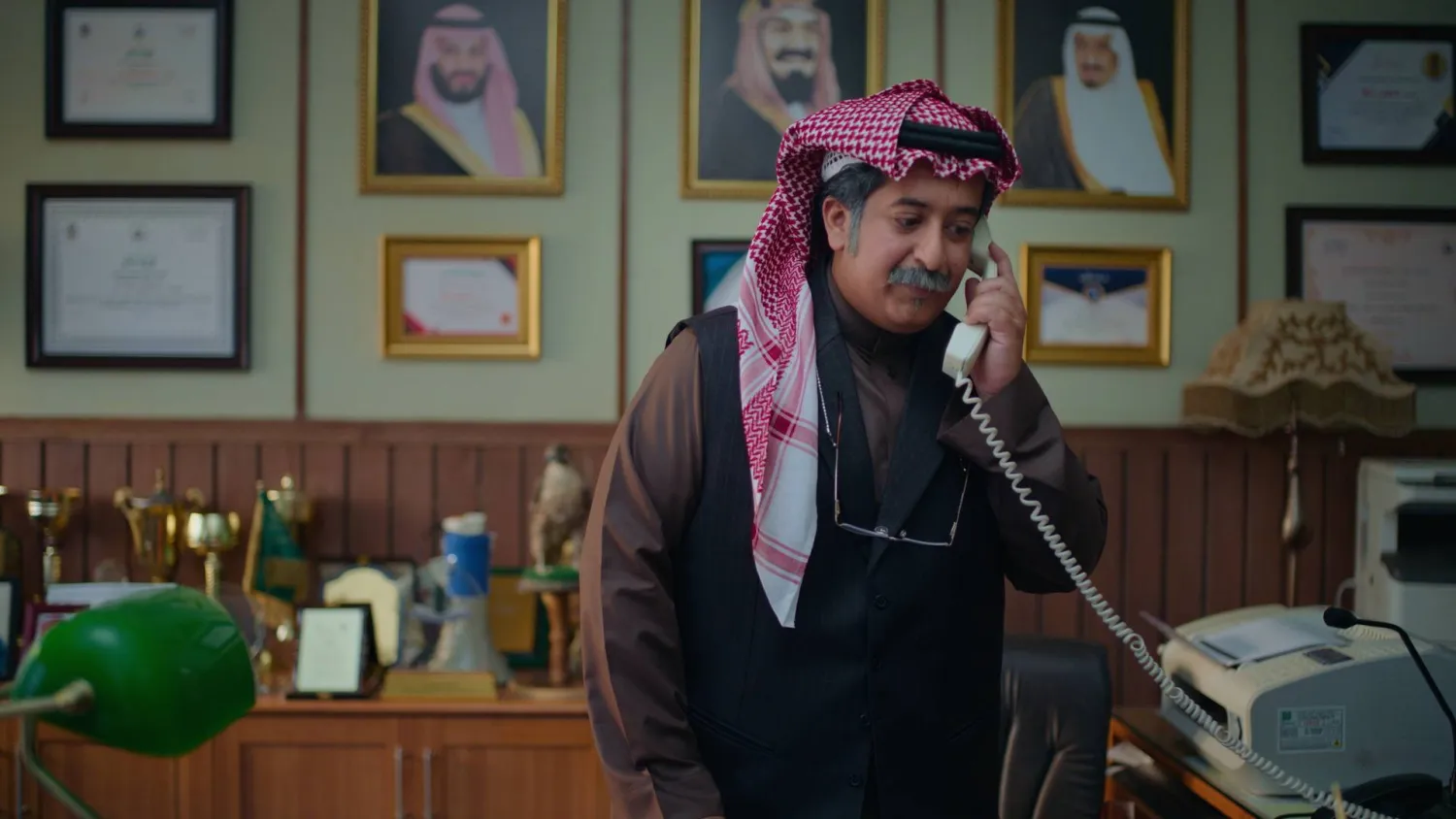 فهد المطيري في دور المدير شاهين في فيلم «فخر السويدي» (الشركة المنتجة)