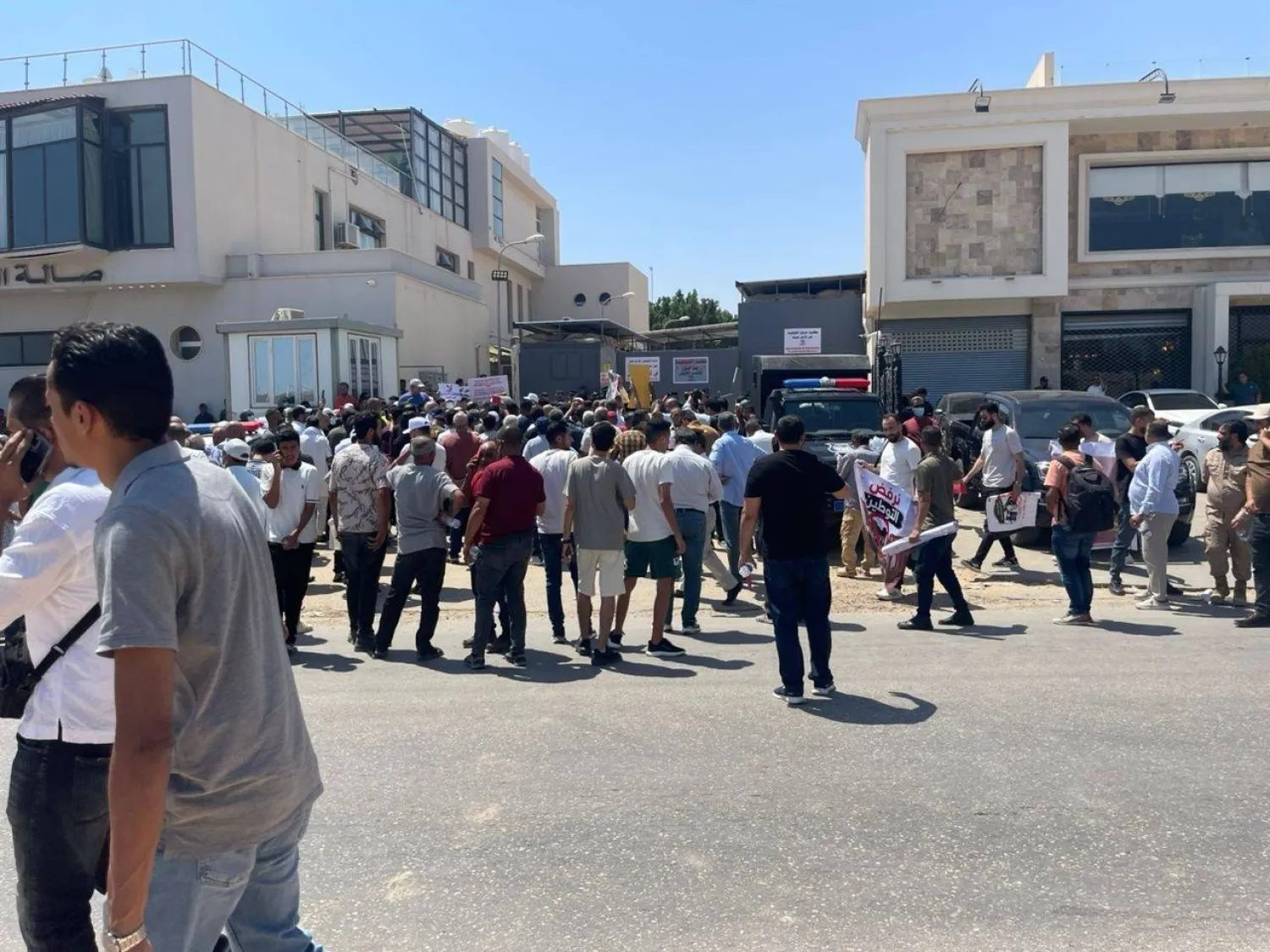 من احتجاجات الليبيين أمام مقر مفوضية اللاجئين في طرابلس (المجلس الاجتماعي بالسراج)