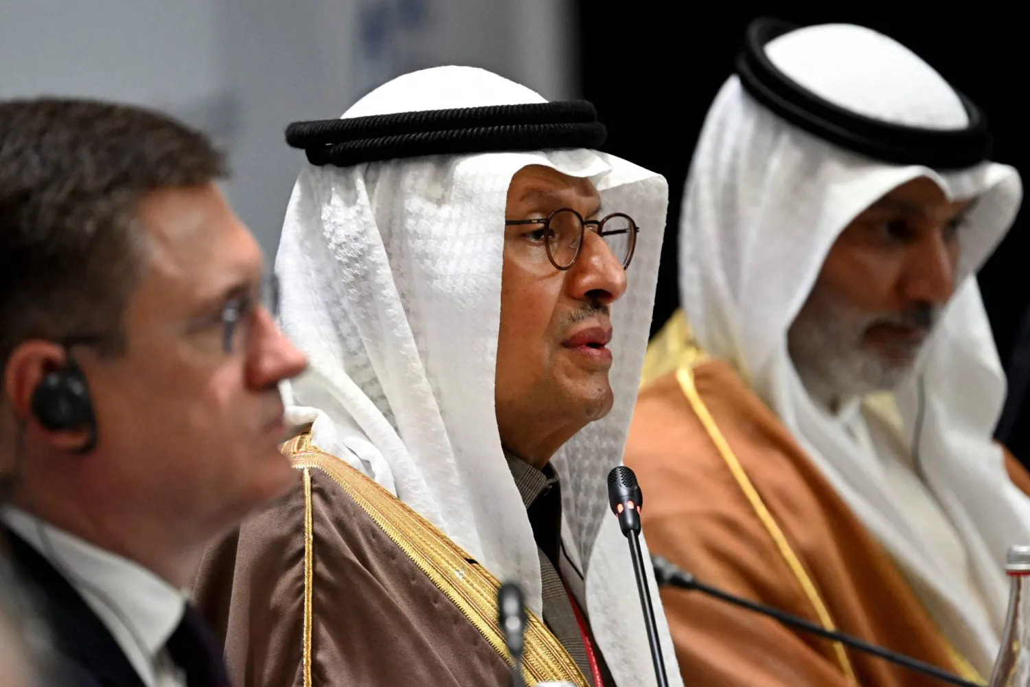 عبد العزيز بن سلمان متوسطاً نوفاك (إلى يمنيه) والغيص خلال جلسة بمنتدى سانت بطرسبرغ (أ.ف.ب)