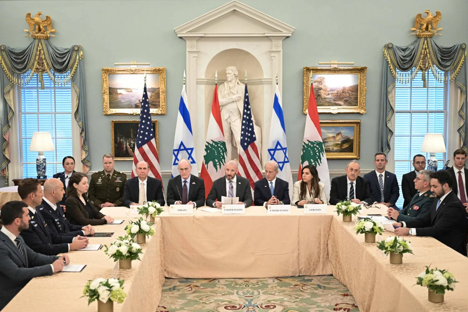 كبير موظفي وزارة الخارجية الأميركية دانيال هولر يتلو الاتفاق اللبناني - الإسرائيلي على وقف النار وبجانبه من اليسار السفير الأميركي لدى لبنان ميشال عيسى والسفيرة اللبنانية في واشنطن ندى حمادة معوض والسفير اللبناني السابق سيمون كرم، ومن اليمين السفير الإسرائيلي لدى الولايات المتحدة يحيئيل ليتر ونائب مستشار الأمن القومي يوسي درازنين إلى جانب مفاوضين آخرين في مقر وزارة الخارجية بواشنطن العاصمة (أ.ف.ب)