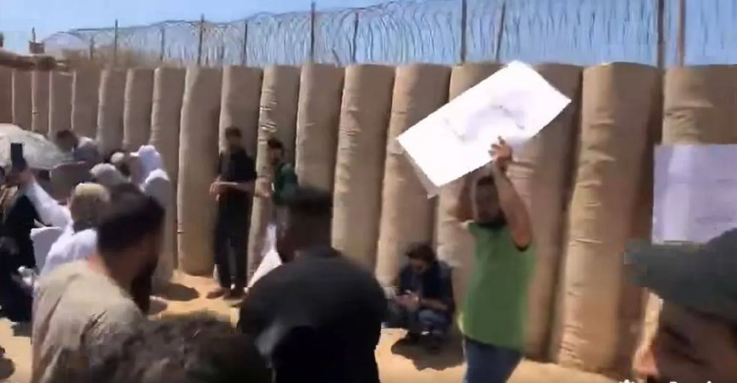 جانب من المحتجين بعد تجاوزهم الأسوار الخارجية لمقر البعثة الأممية في جنزور غرب ليبيا (من مقطع فيديو)