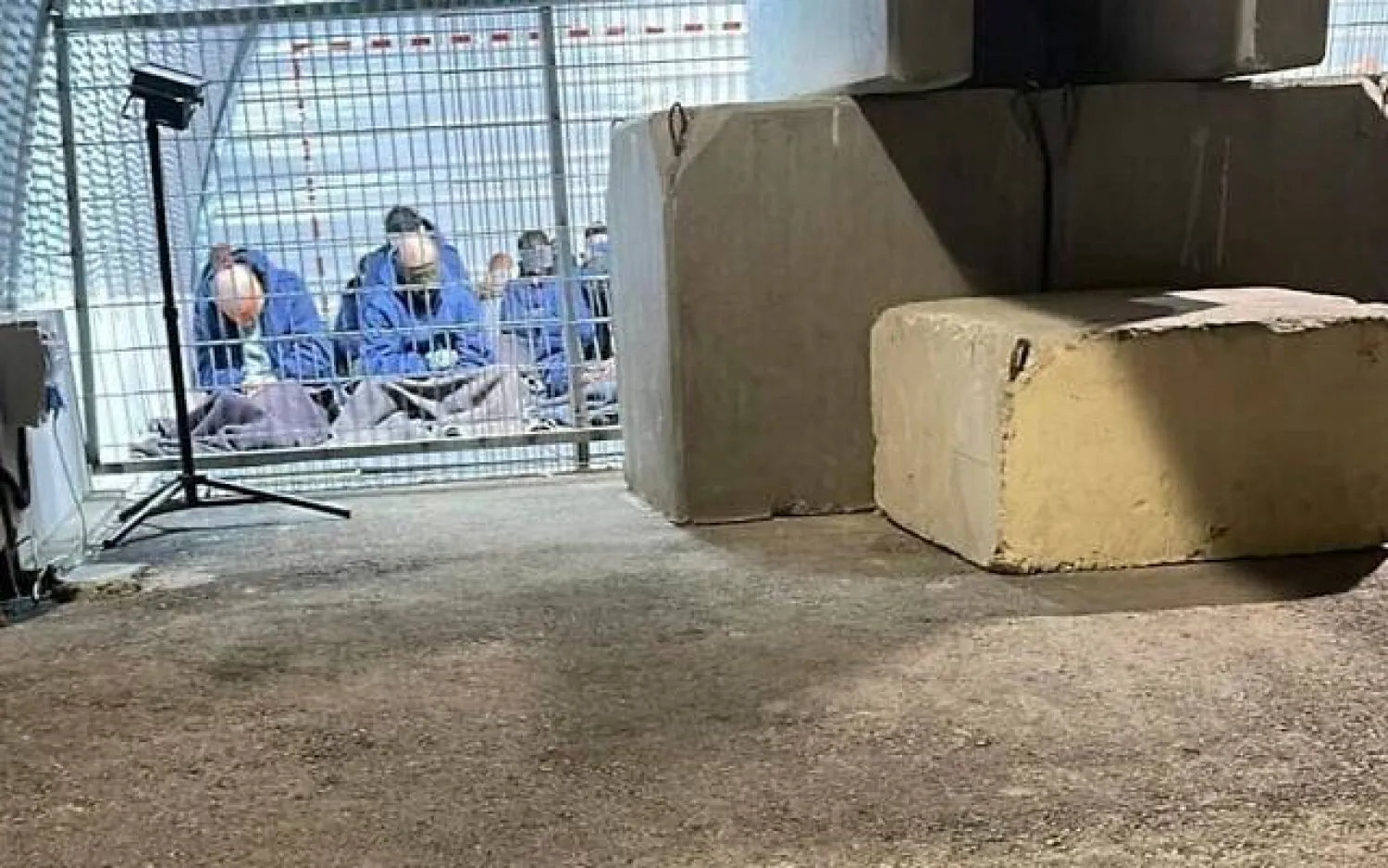 صورة لأسرى فلسطينيين معصوبي الأعين في قاعدة «سدي تيمان» العسكرية نشرتها منظمة «كسر الصمت» الإسرائيلية (أ.ب)