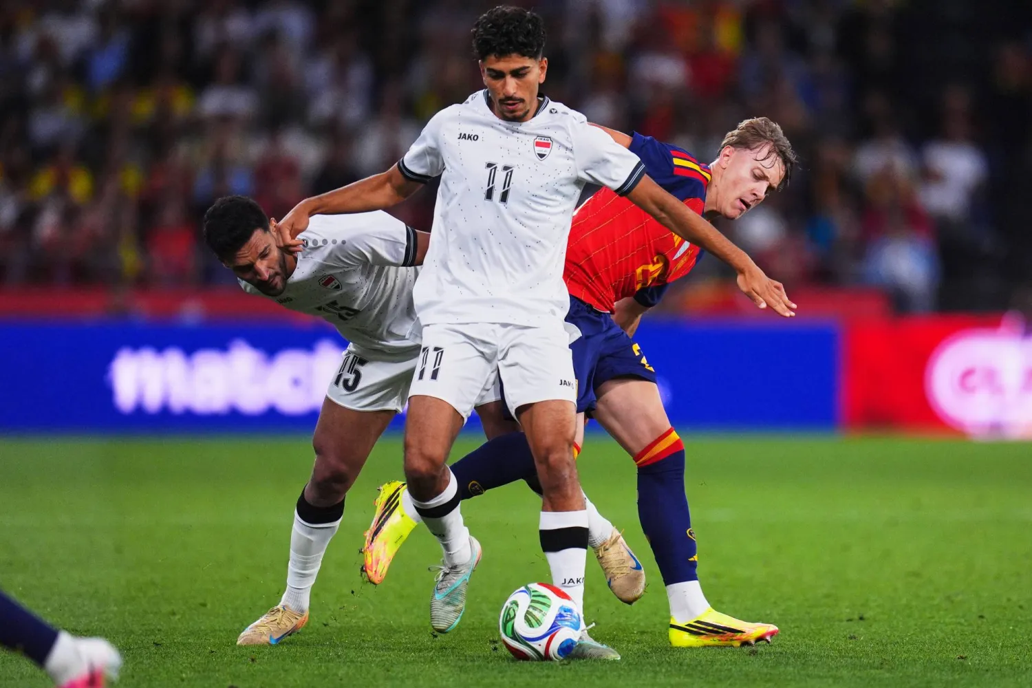 جانب من مواجهة العراق وإسبانيا ودياً استعدادا لكأس العالم 2026 (أ.ب)