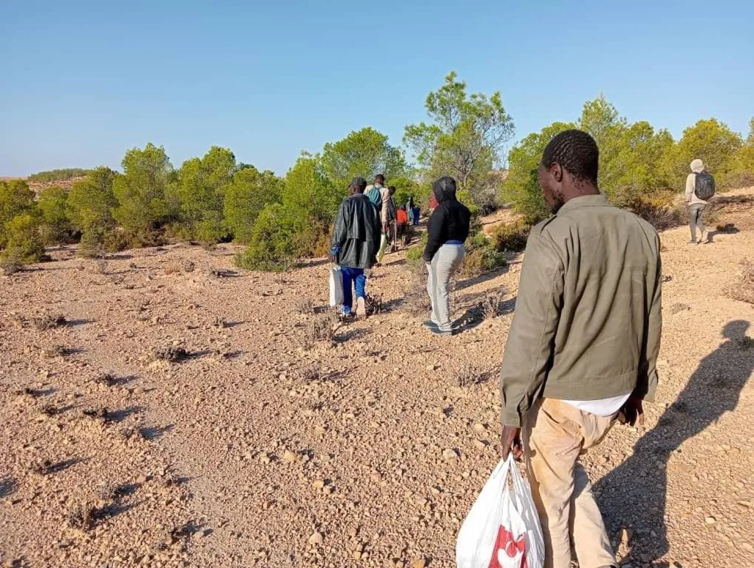Çölü geçmeye çalışan Afrikalı göçmenler (Arşiv)