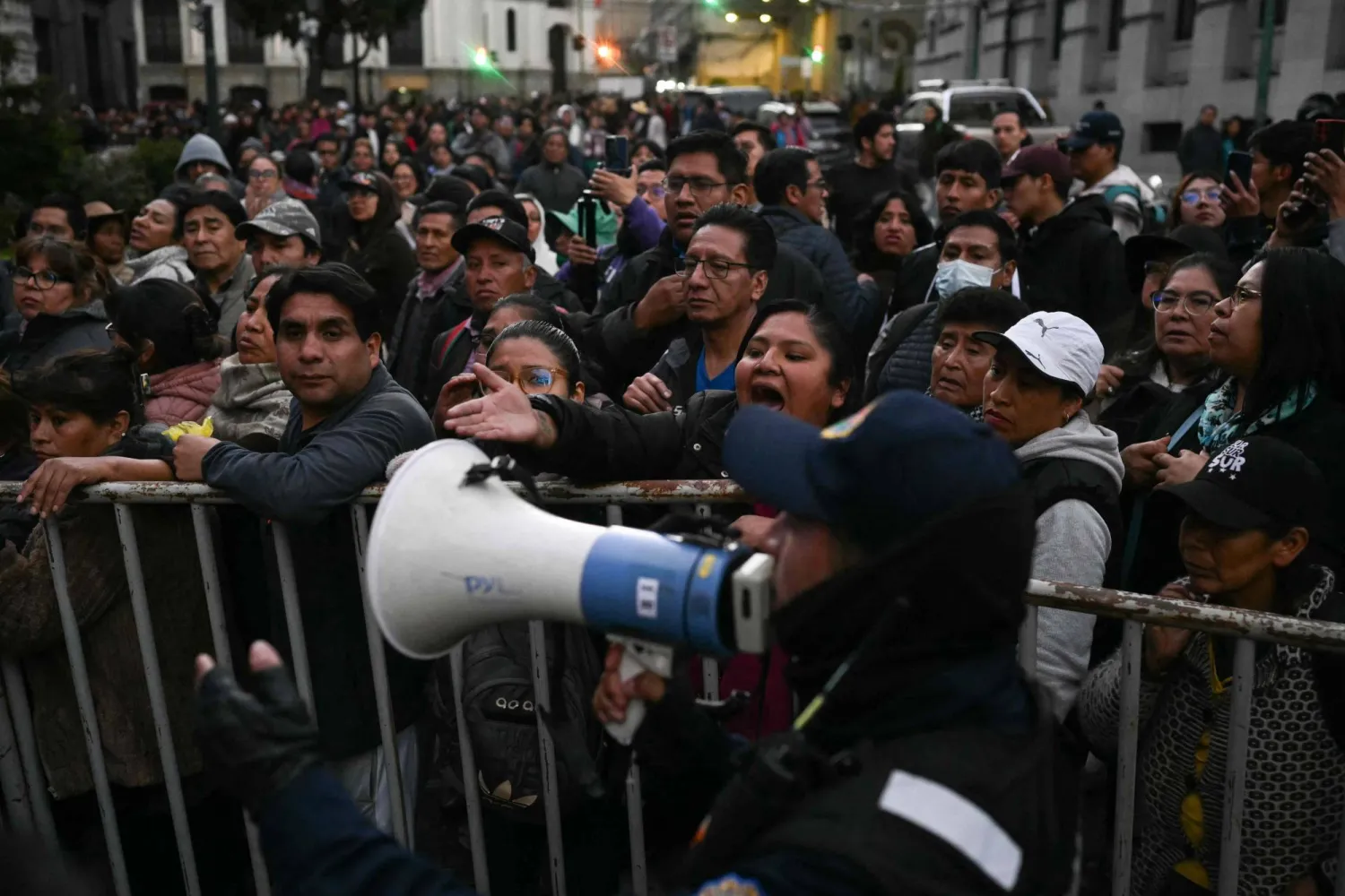 آلاف البوليفيين يصطفون لساعات لشراء الدجاج في دلالة واضحة على مدى معاناة الأسر من نقص الغذاء الذي تفاقم بسبب الاحتجاجات (أ.ف.ب)