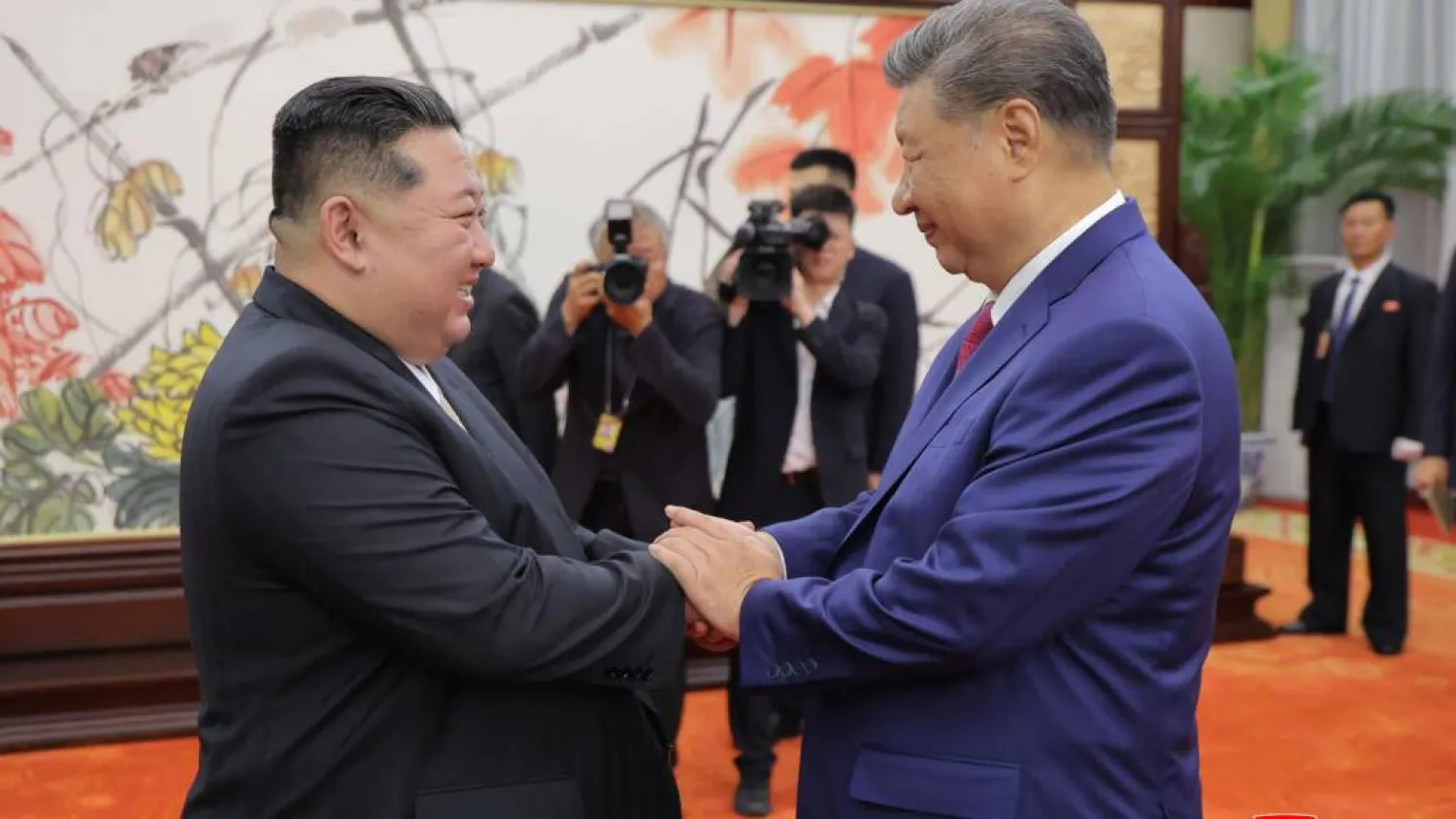 (FILES) This picture taken on September 4, 2025 and released from North Korea's official Korean Central News Agency (KCNA) on September 5, 2025 shows North Korean leader Kim Jong Un (L) shaking hands with Chinese President Xi Jinping in Beijing. STR / KCNA VIA KNS/AFP
