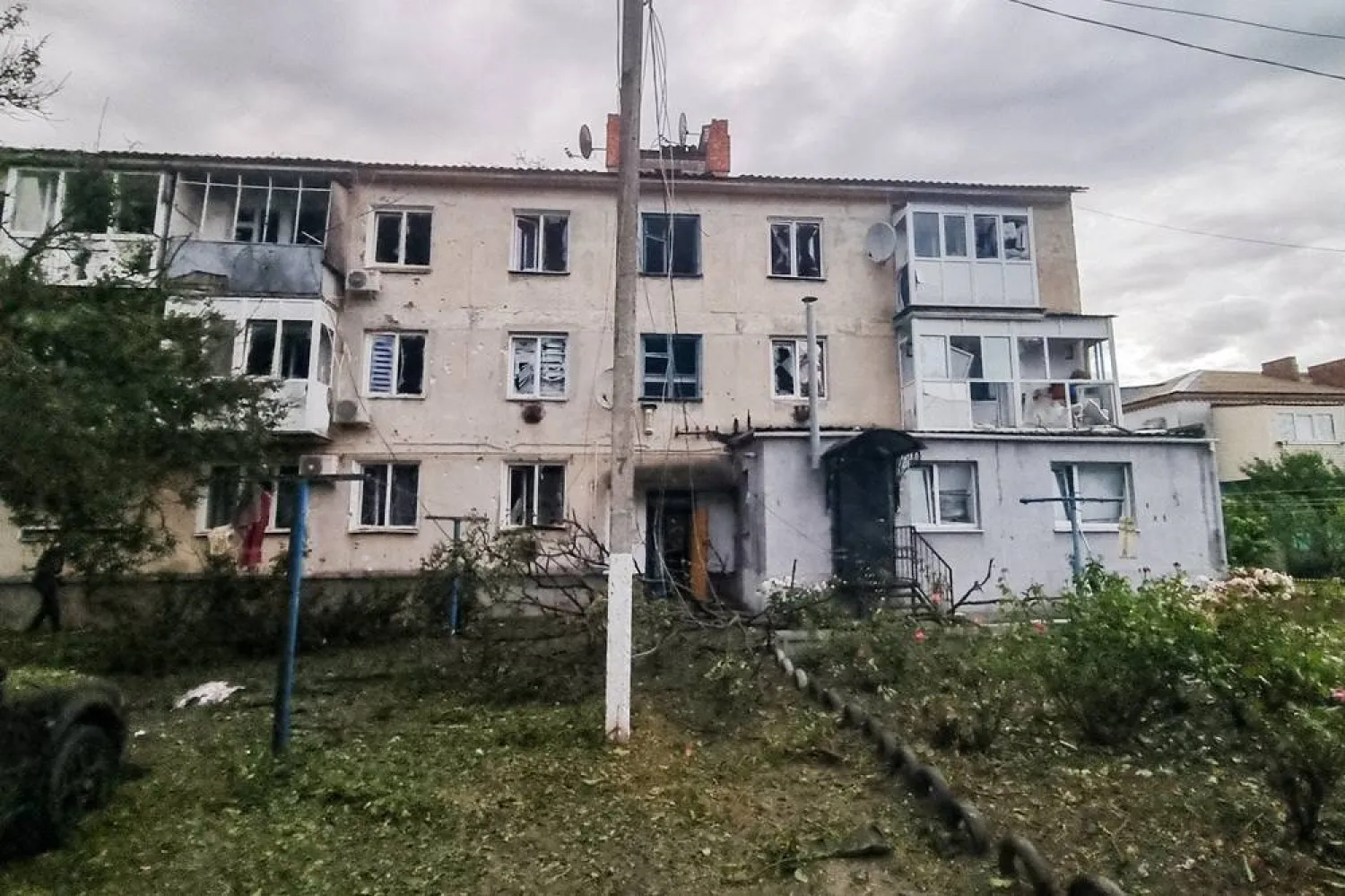 31 May 2026, Russia, Kherson: Blocks of flats in Bratyev Kovalenko Street in Genichesk are damaged in a drone attack. (dpa) 