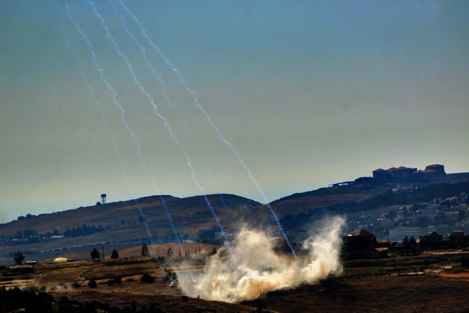 04 June 2026, Lebanon, Arnoun: Smoke billows after an Israeli air raid on the Southern Lebanese village of Arnoun. Photo: Stringer/dpa
