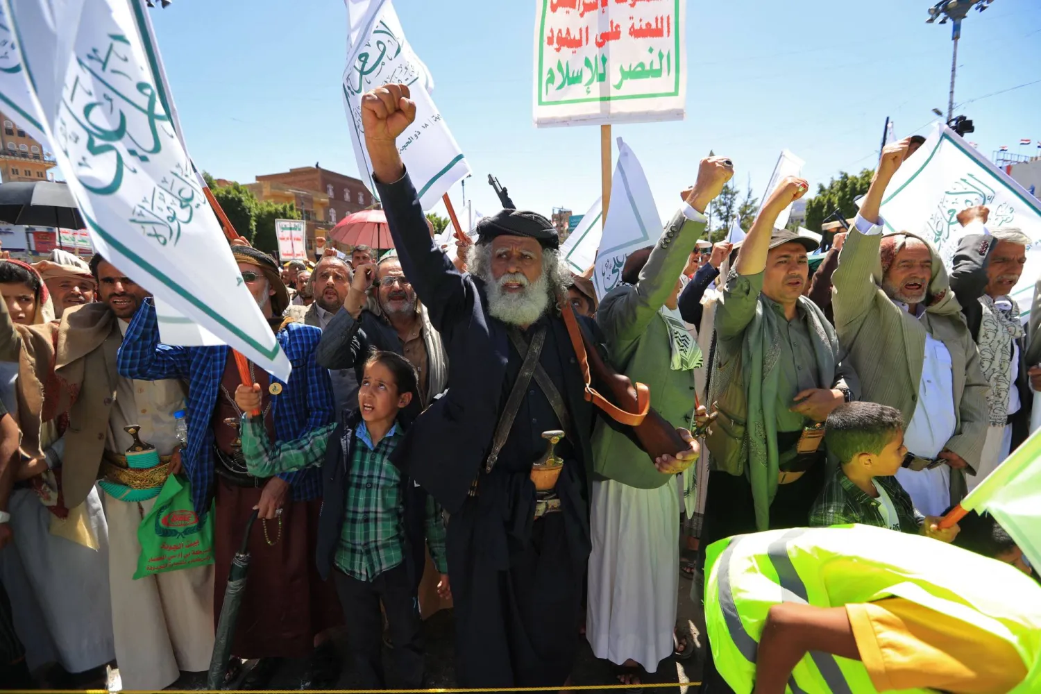 موالون للجماعة الحوثية خلال حشد في صنعاء دعا إليه زعيمهم (أ.ف.ب)