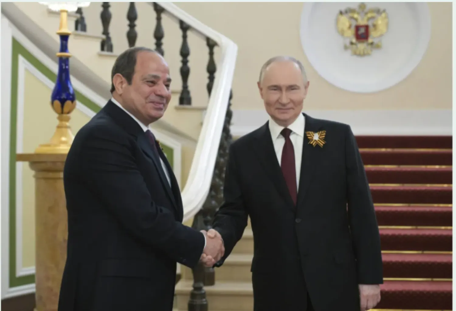 الرئيس الروسي فلاديمير بوتين يصافح نظيره المصري خلال لقائهما بموسكو في مايو (أيار) 2025 (أ.ب)